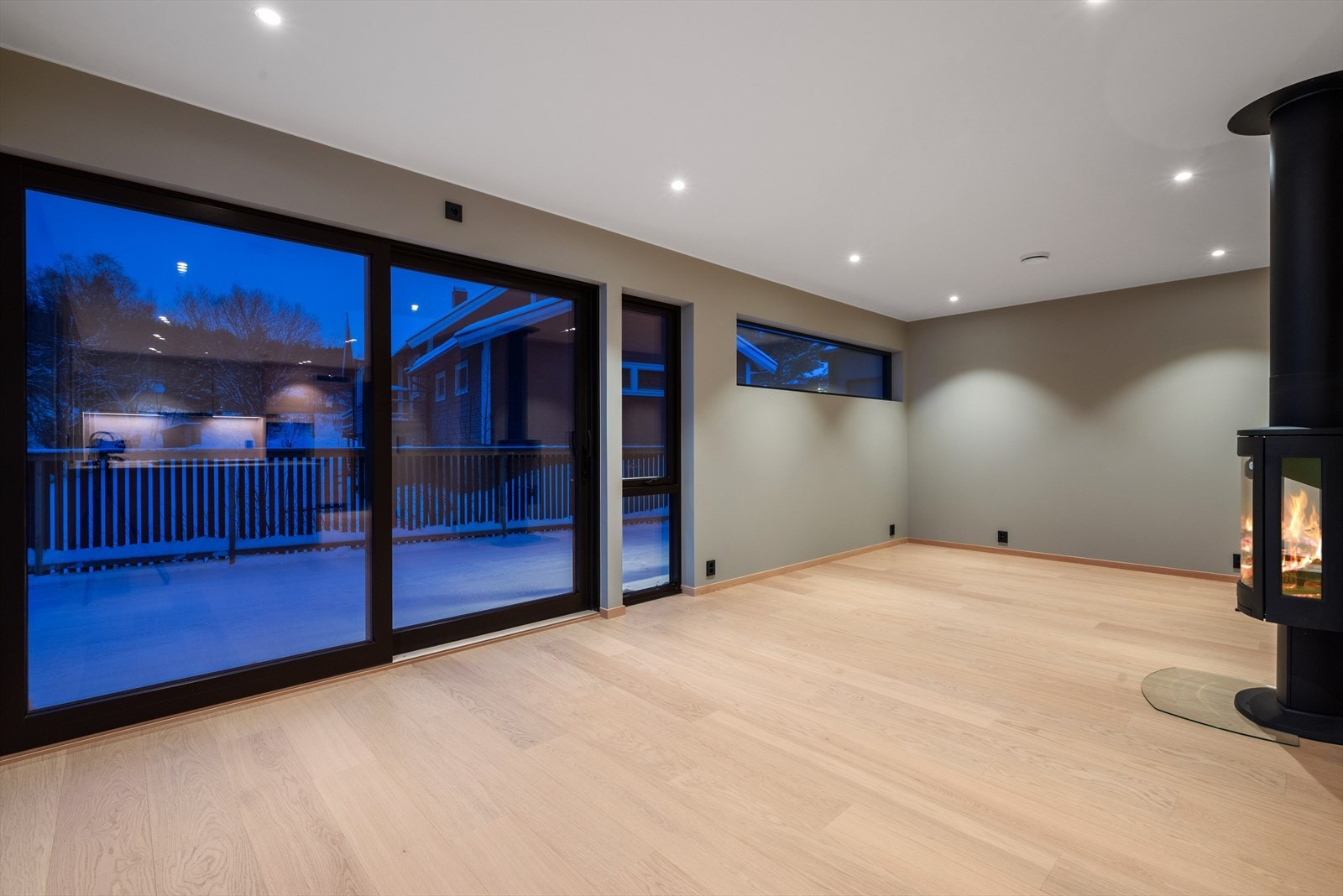 Stor skyvedør fra stue direkte ut til romslig terrasseflater Galleribilde