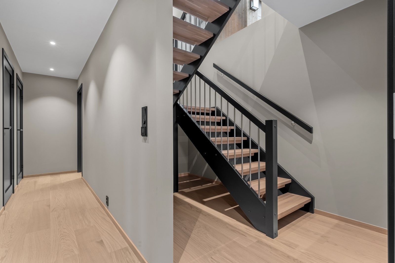 Beveger vi oss ned til sokkeletasjen finner vi ei romslig kjellerstue på 15kvm med gulvvarme Galleribilde