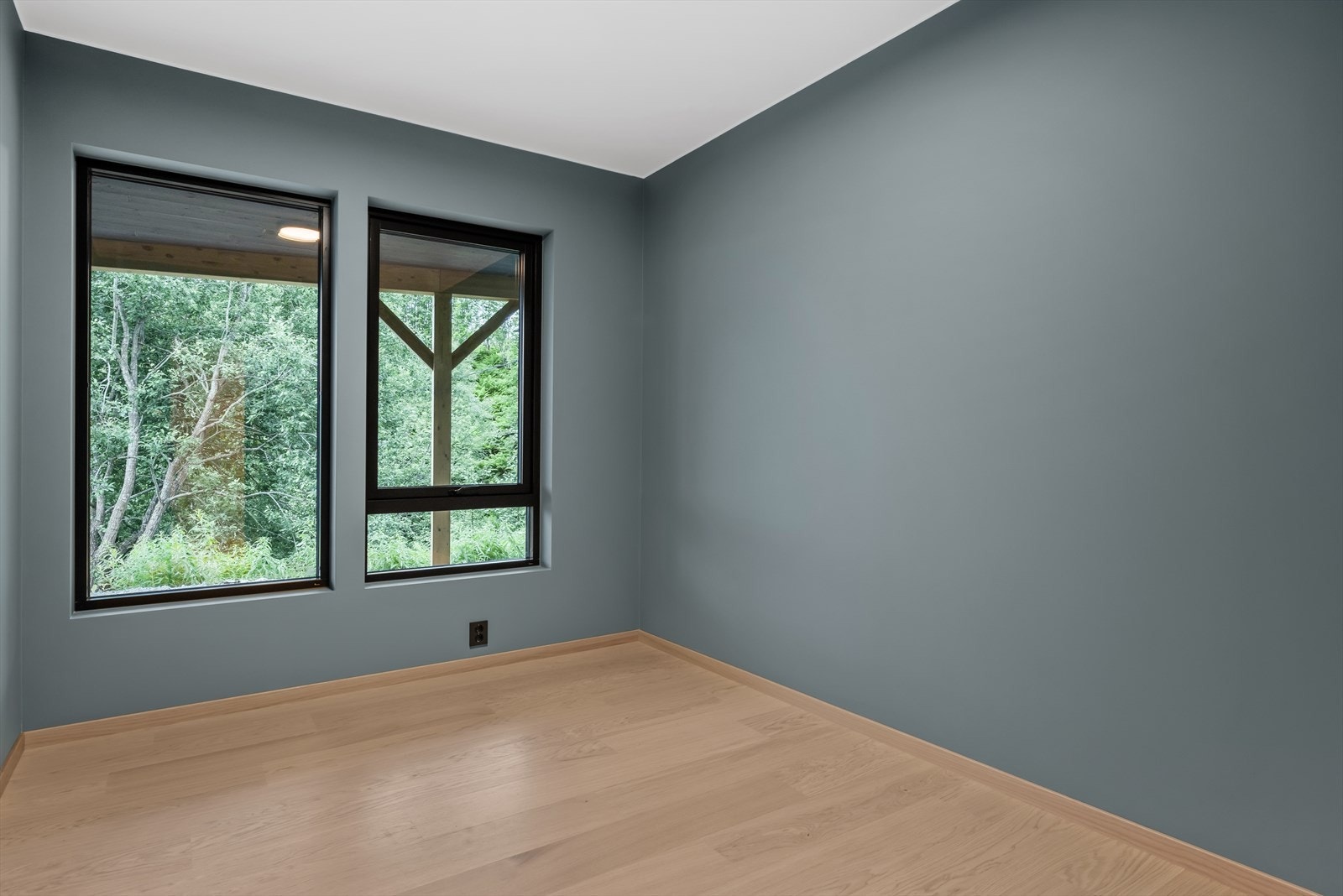 Store vindusflater også på soverom for å nyte den fabelaktige utsikten som du også får fra sokkeletasjen Galleribilde