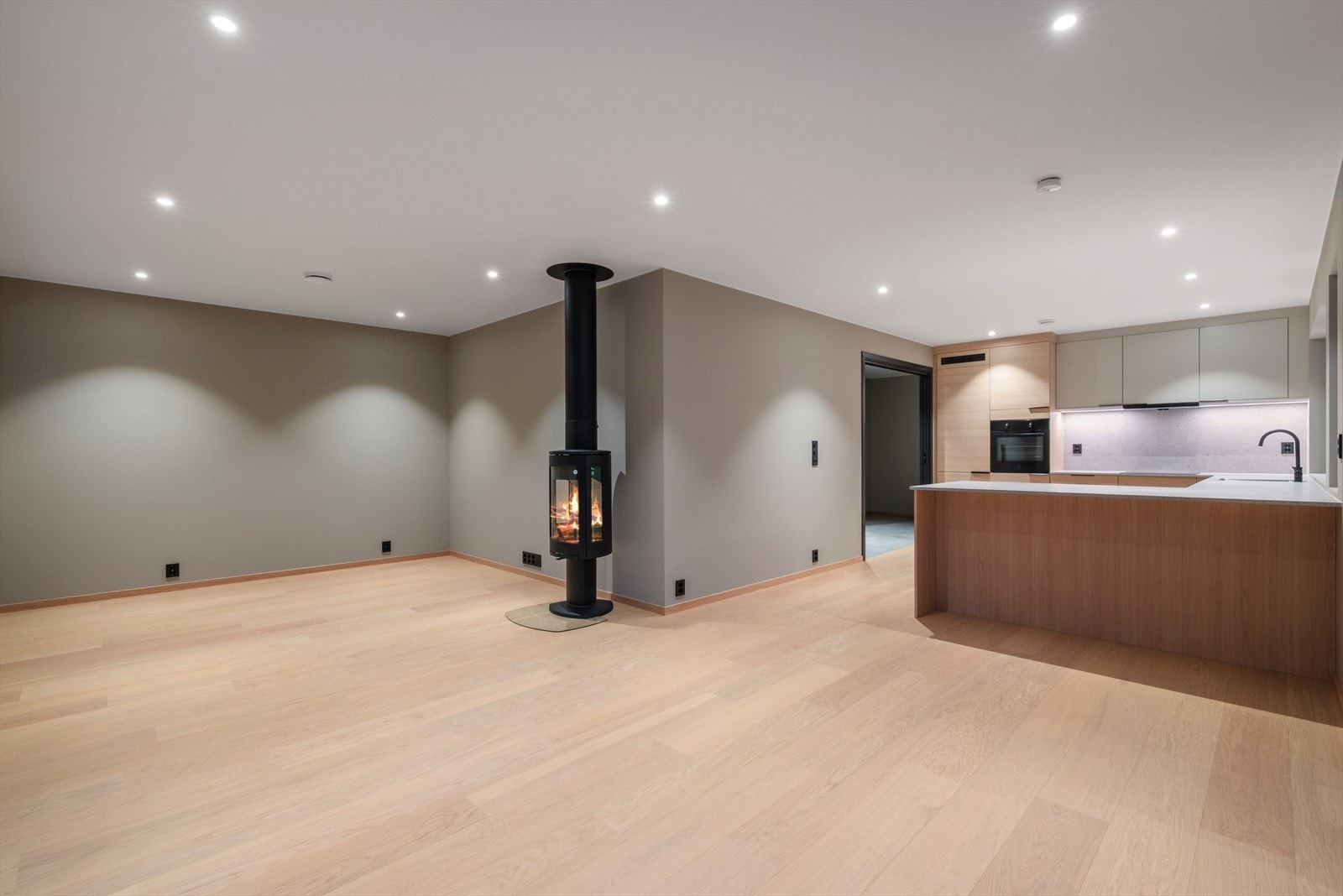 Store vindusflater gir en herlig atmosfære og rikelig med naturlig lysinnslipp Galleribilde