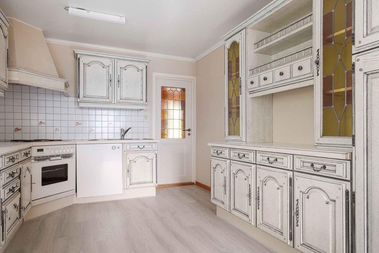 Kjøkkenet er utstyrt med oppvaskmaskin, platetopp og stekeovn Galleribilde