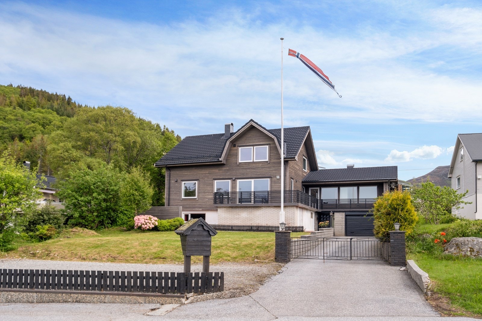 Parkering i garasje, asfaltert innkjørsel og på gruslagt parkeringsplass Galleribilde