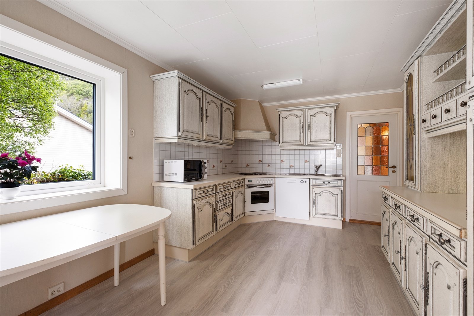 Kjøkkeninnredning med profilerte fronter, type Arthur Bonnet Galleribilde