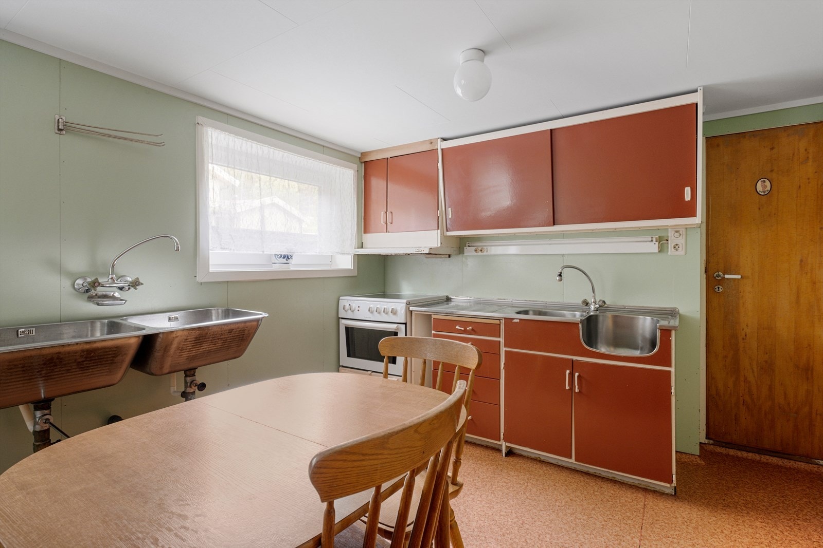 Kjøkken med innredning med glatte fronter Galleribilde