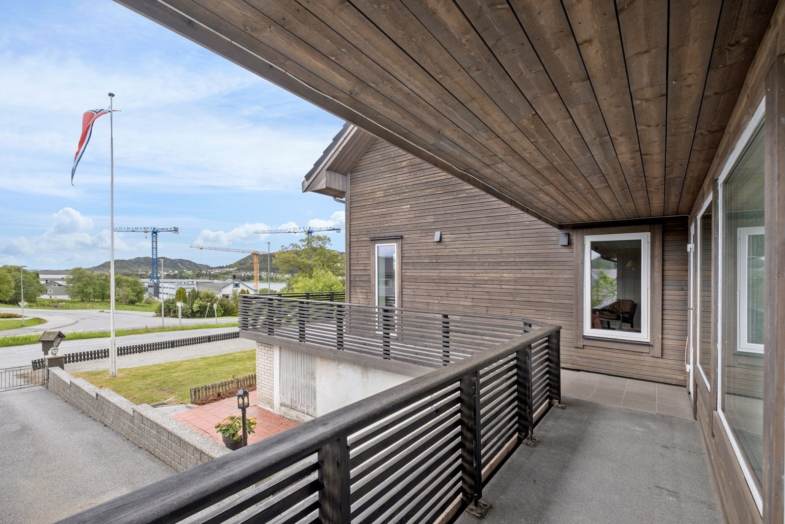 Solrik veranda mot både sør og vest Galleribilde