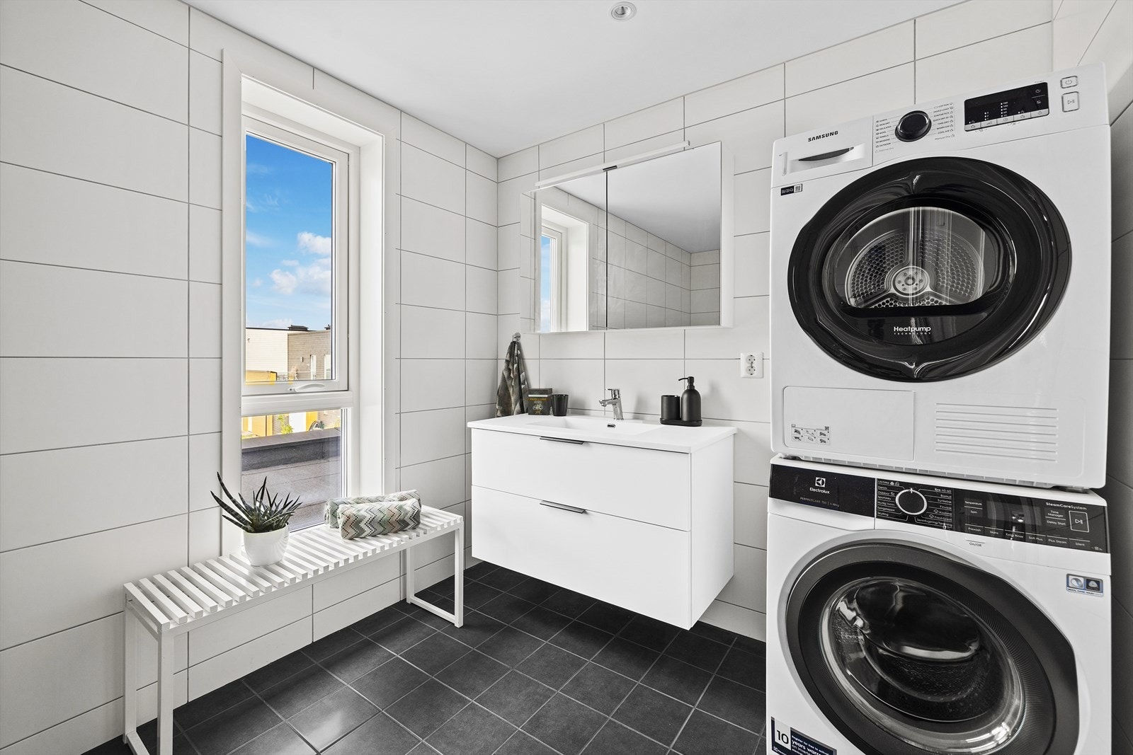 Delikat bad fra byggeår med flislagte overflater og downlights i himling. Galleribilde