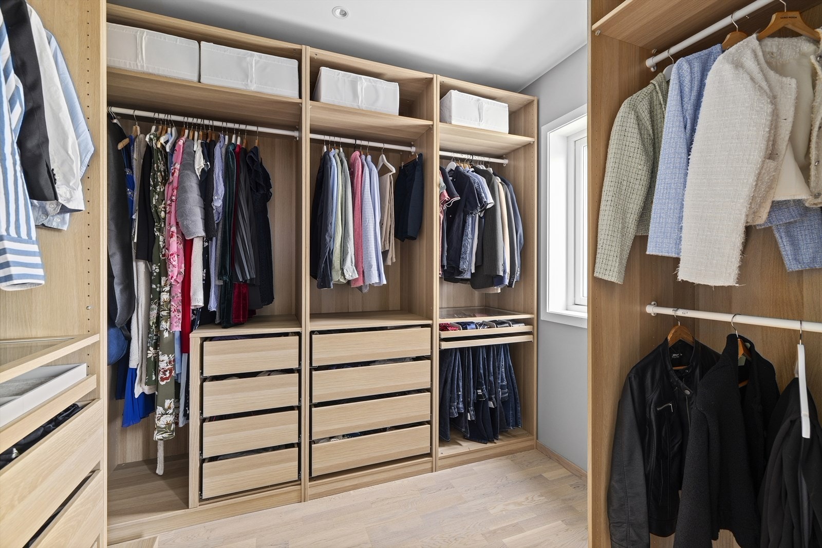 Rommet er innredet åpen garderobeløsning. Her er det godt med lagringsplass. Galleribilde