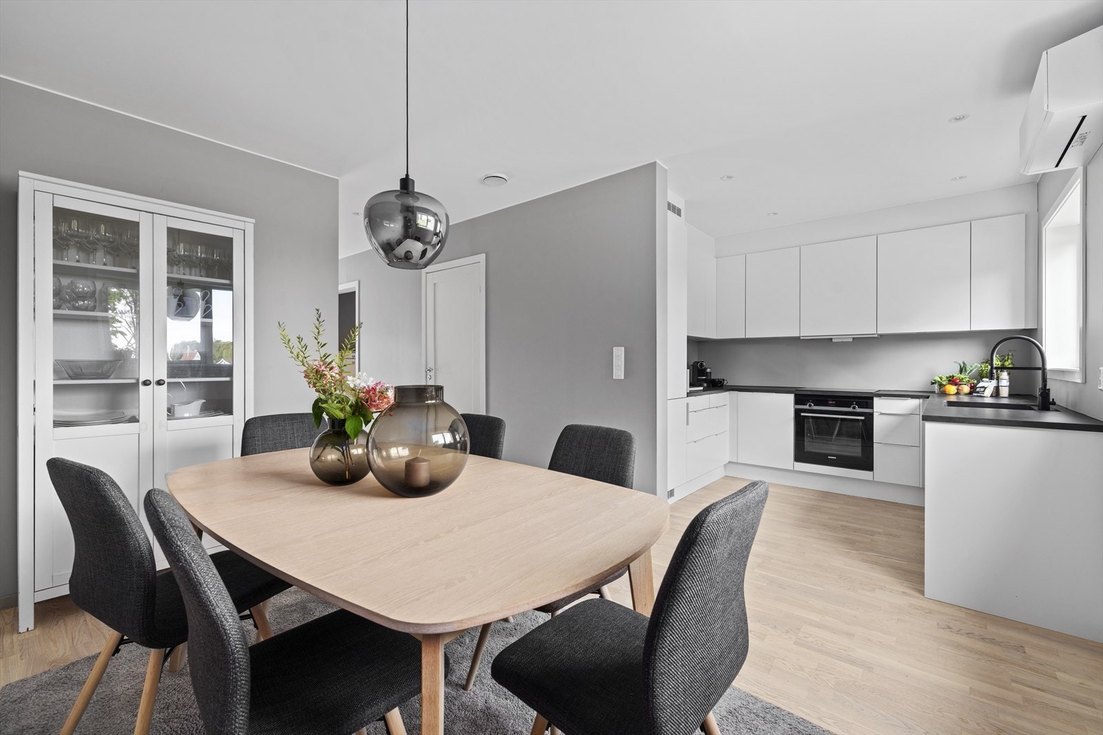 Lyst og moderne kjøkken med spisestue . Galleribilde