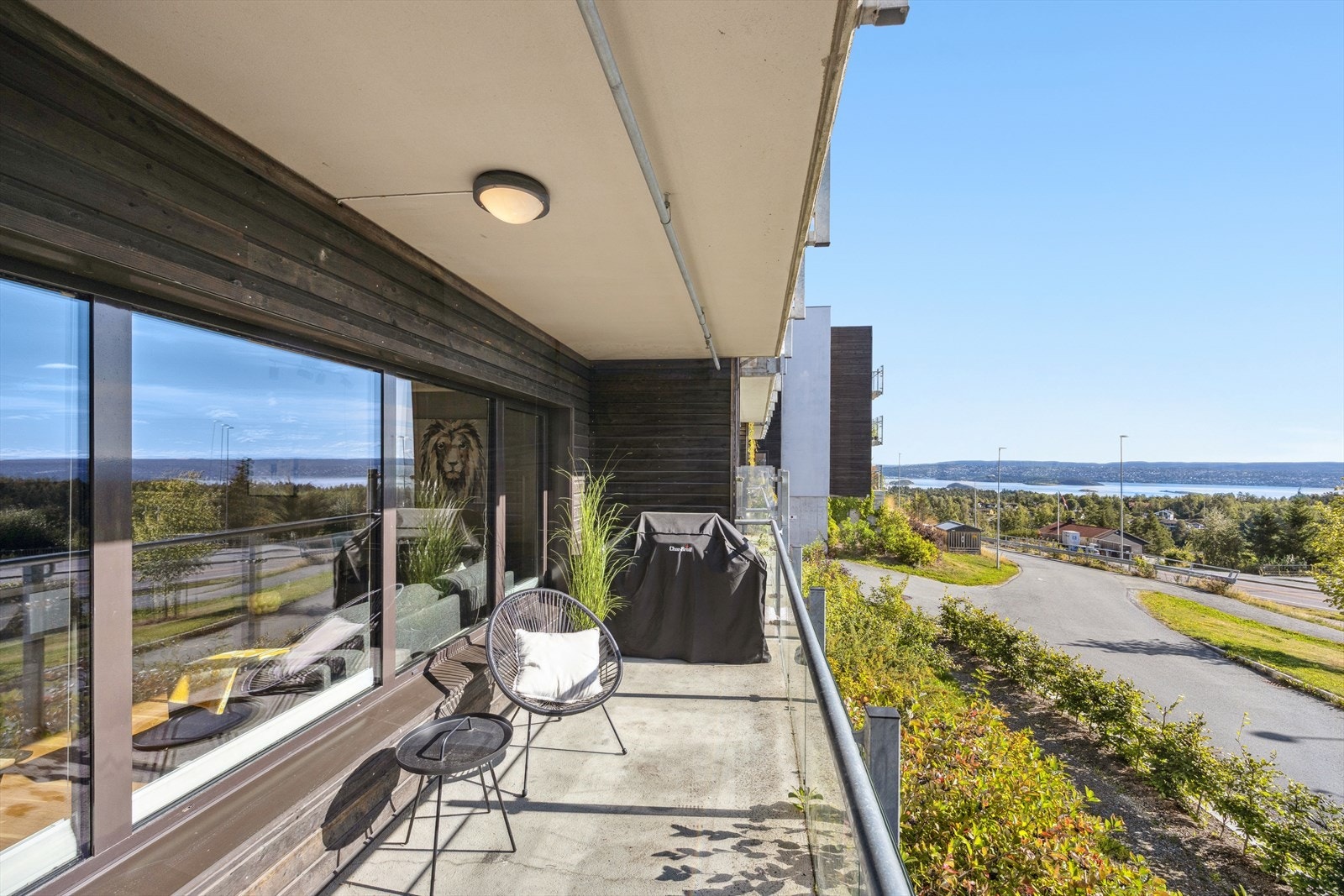 Overbygd terrasse sørger for ly i vær og vind. Galleribilde