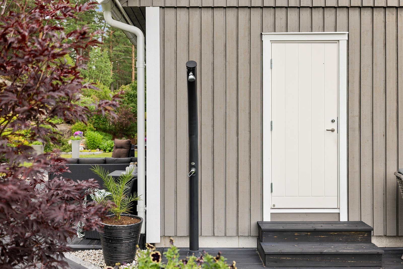 Her ser du en praktisk utedusj plassert rett utenfor huset. Galleribilde