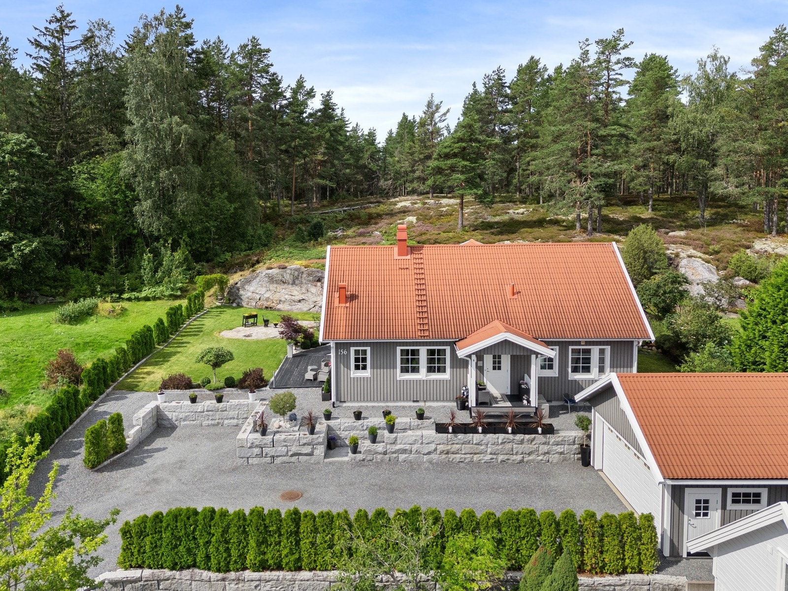 Eiendommen grenser mot et skogholt, som gir en fin kombinasjon av privatliv og naturnær beliggenhet. Galleribilde