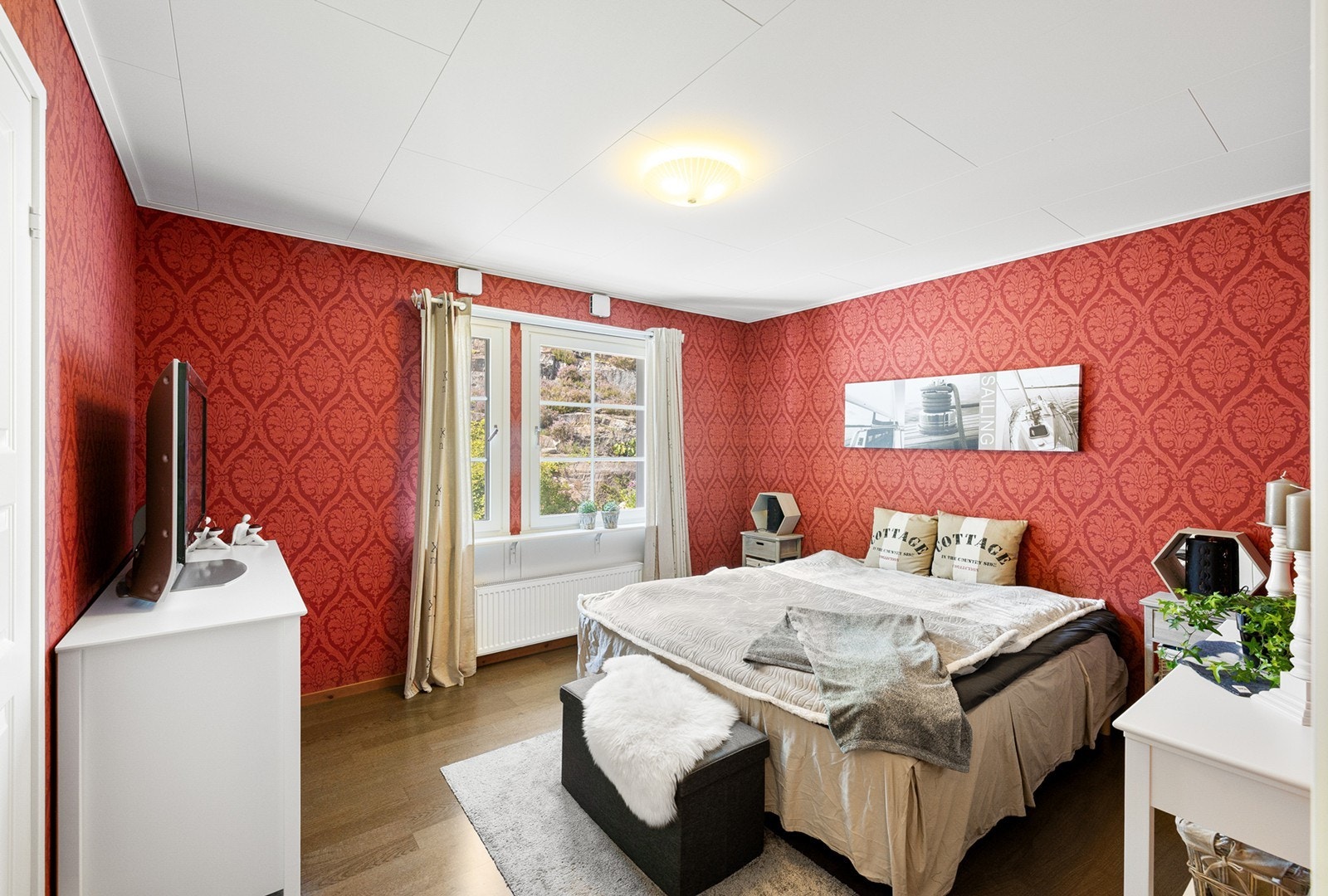 Rommet har gode vindusflater som gir rikelig med naturlig lys, og rommet har tilgang til et praktisk garderoberom, som gir gode oppbevaringsmuligheter. Galleribilde