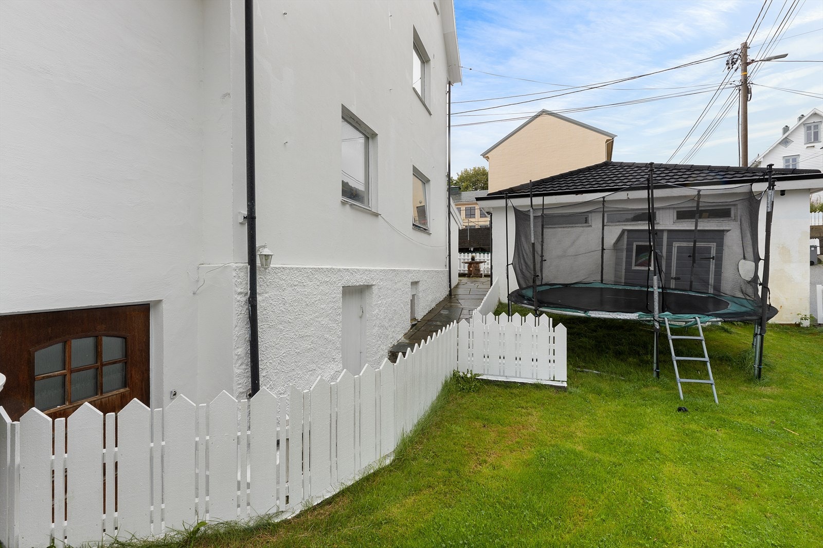 Inngangsdør til venstre i bildet. Galleribilde