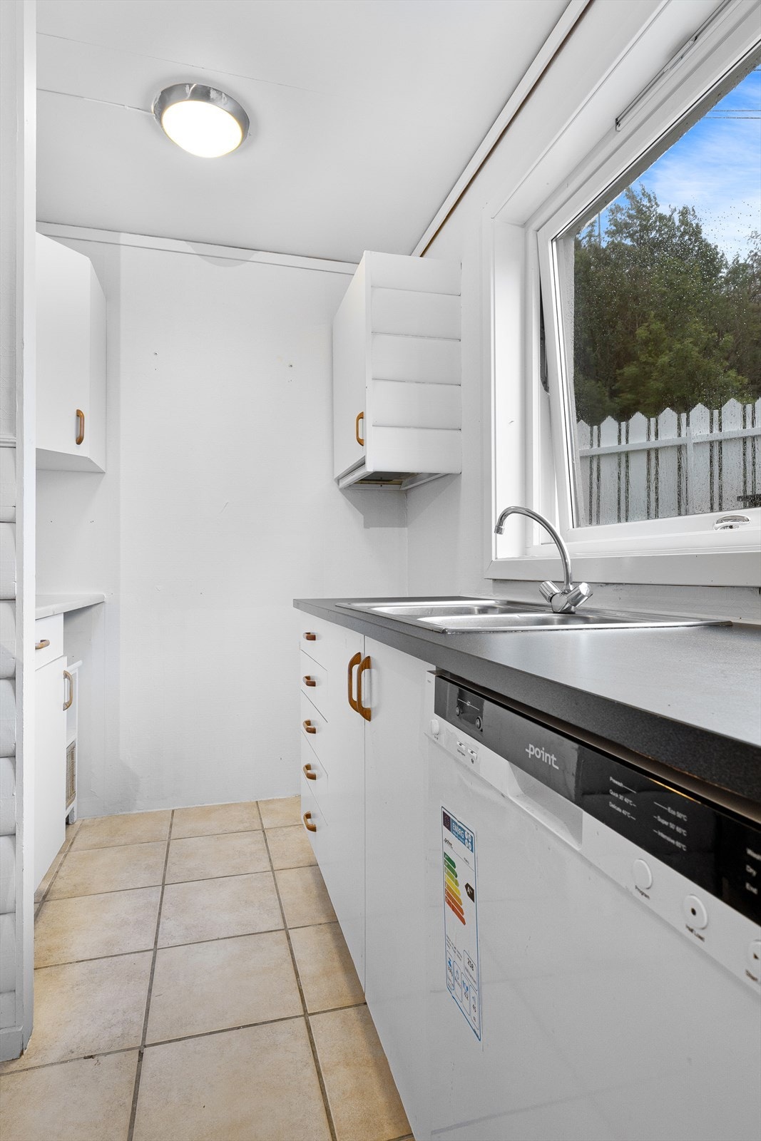 Bilde tatt i 2019. Leiligheten fremstår i dag uendret, men med noe mer bruksslitasje. Galleribilde