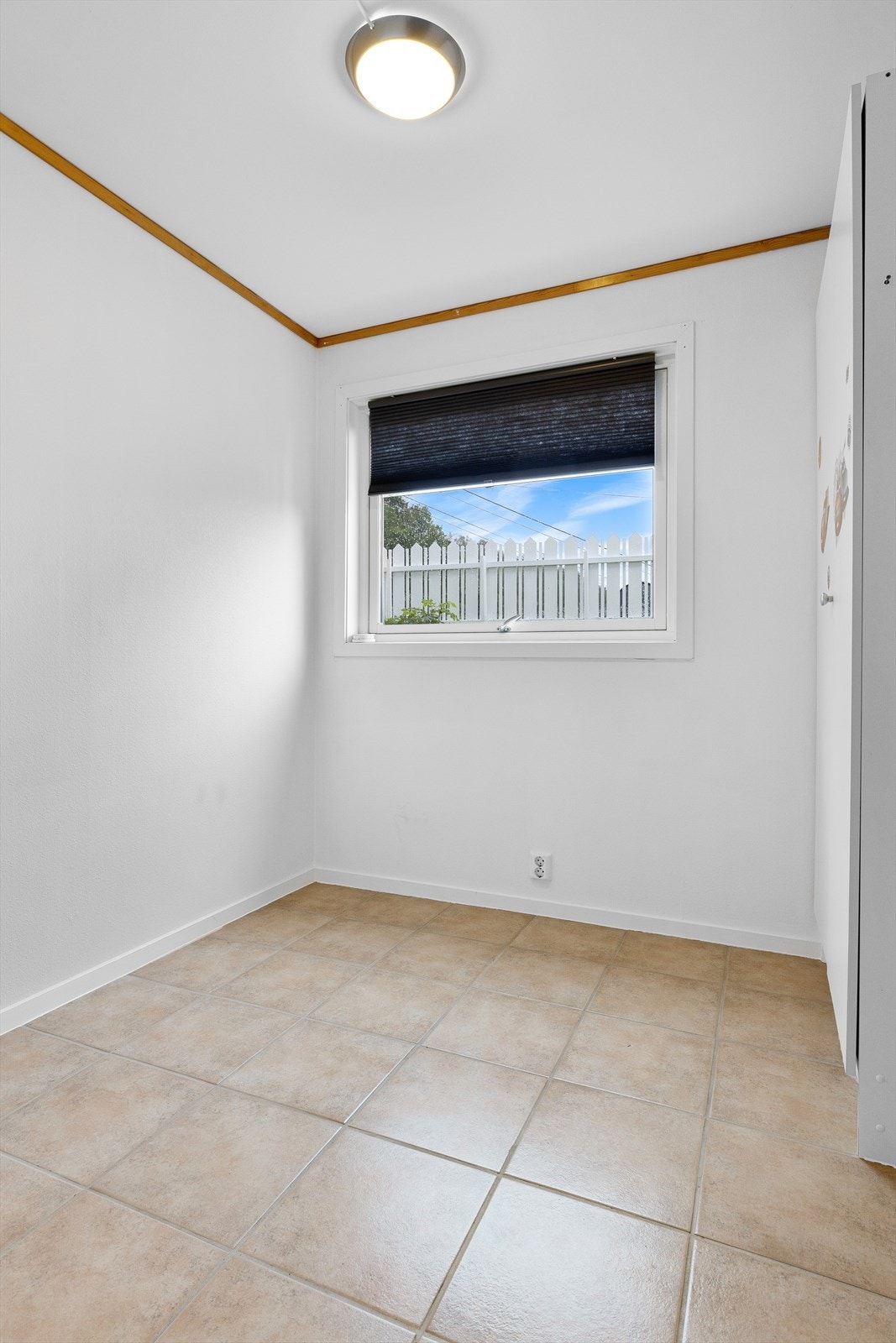 Bilde tatt i 2019. Leiligheten fremstår i dag uendret, men med noe mer bruksslitasje. Galleribilde