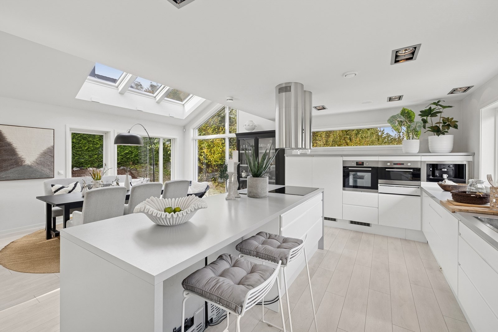 Praktisk vinkelformet kjøkkenløsning med god oppbevaringsplass i en kombinasjon av skuffer og skap. Hvitevarene medfølger i salget. Galleribilde