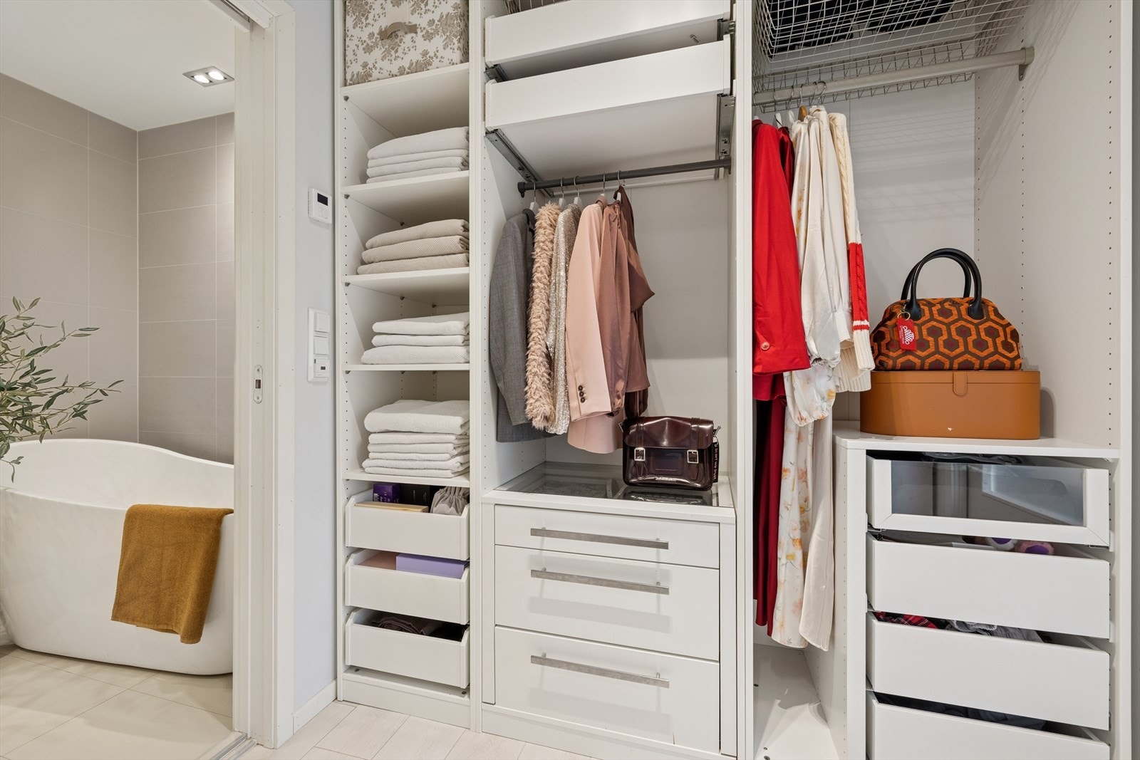 Garderoberommet er innredet med hyller, heng og skuffer - smart løsning og stilig design. Galleribilde