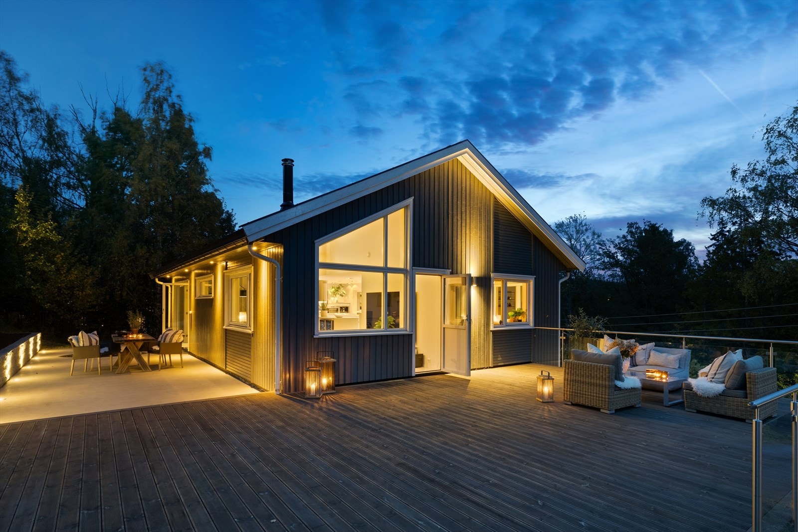 Innholdsrik bolig med god standard, flotte detaljer, flere uteplasser og en tilbaketrukket beliggenhet i naturskjønne omgivelser syd for Drøbak sentrum. Galleribilde