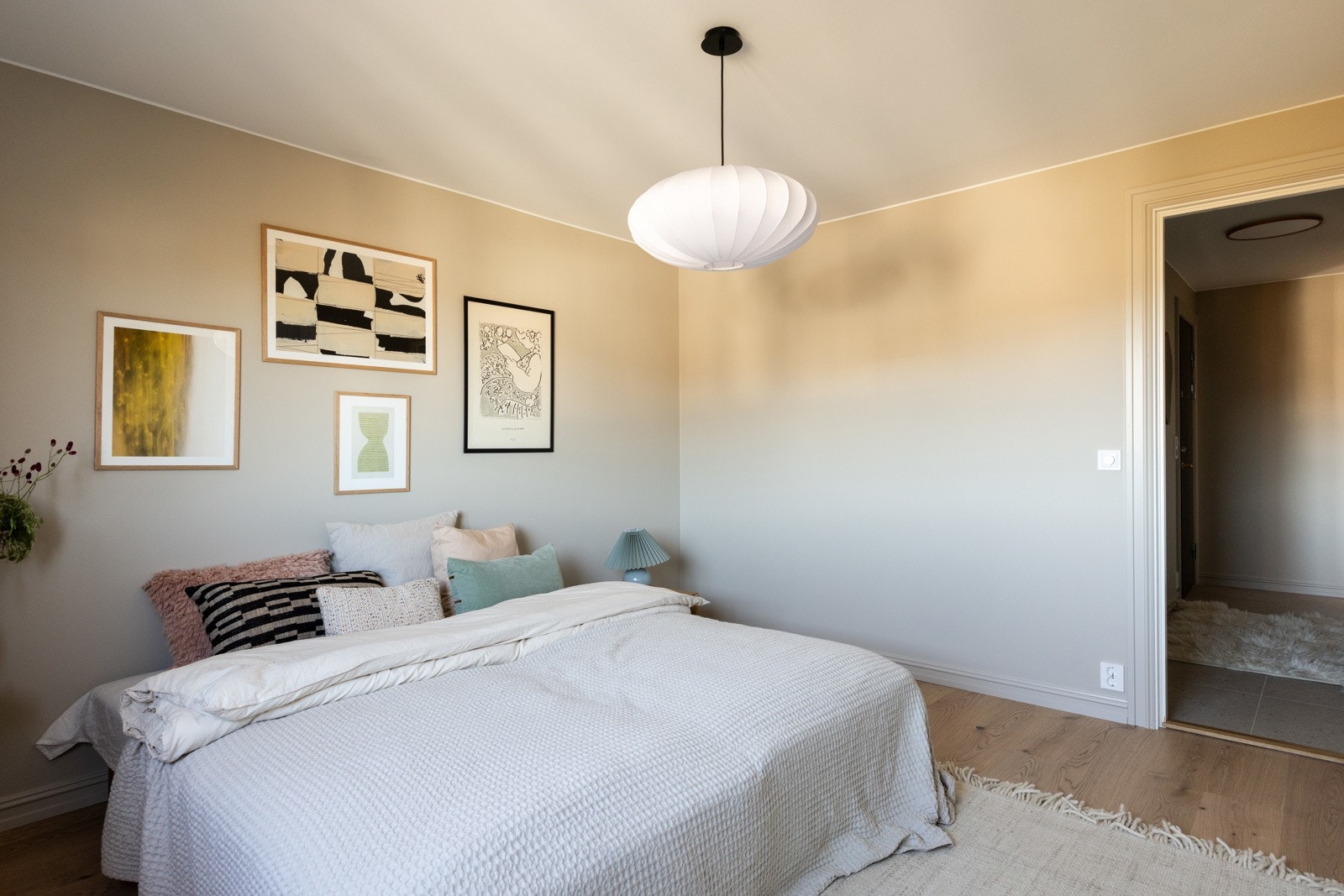 Plass til stor dobbeltseng og garderobeløsninger. Galleribilde