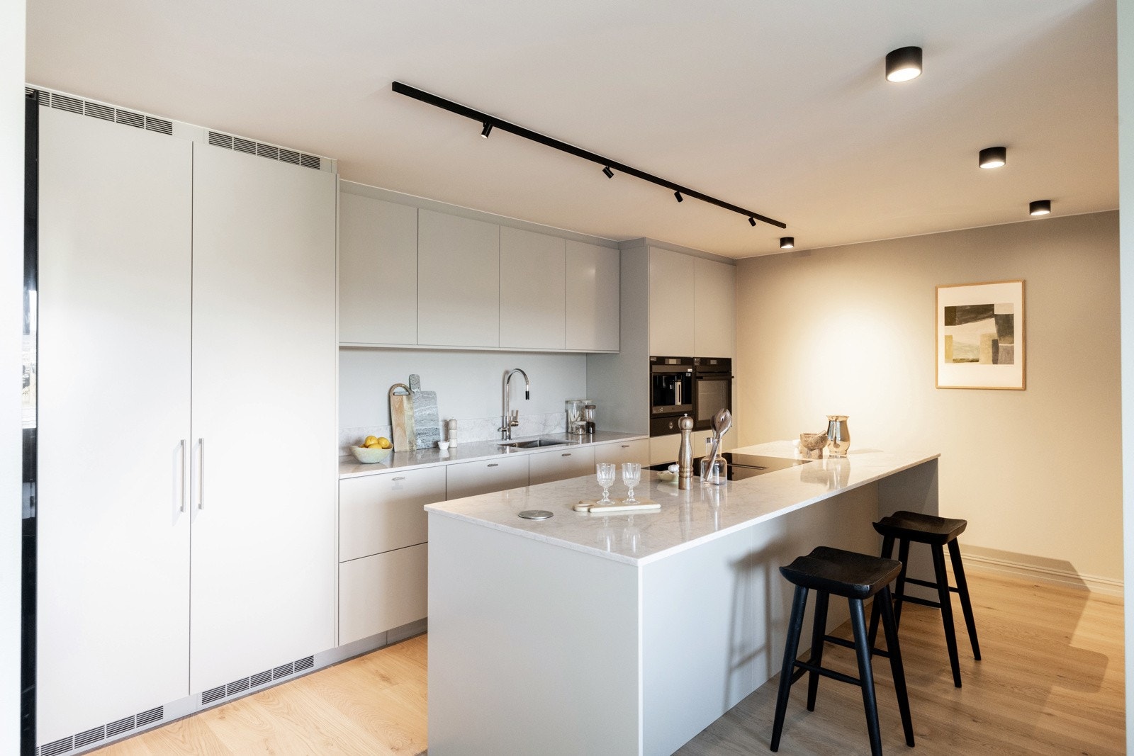 Kjøkkenet er helt nytt (2025) og levert av Drømmekjøkkenet. Innredningen har stilrene, glatte fronter kombinert med en eksklusiv benkeplate i stein, som gir et moderne og tidløst uttrykk. Galleribilde