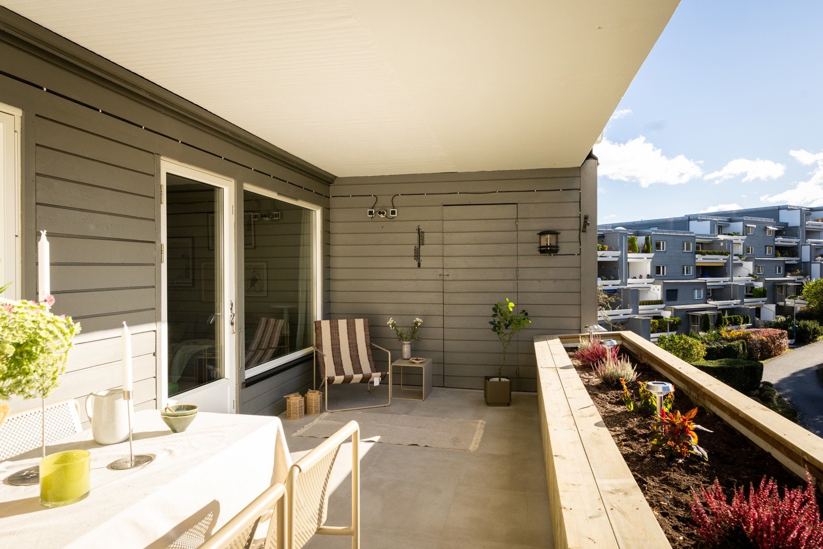 Stor sørvendt balkong med utgang fra stuen. Galleribilde