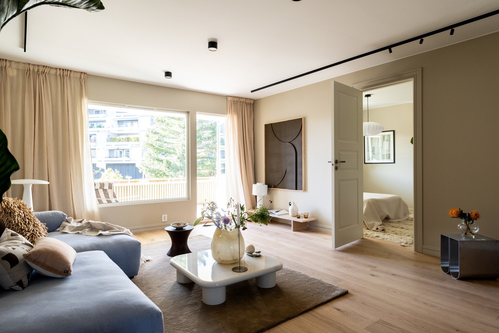 Stuen er lys og luftig med store vindusflater som slipper inn rikelig med naturlig lys og gir flott utsikt mot uteplassen. Galleribilde