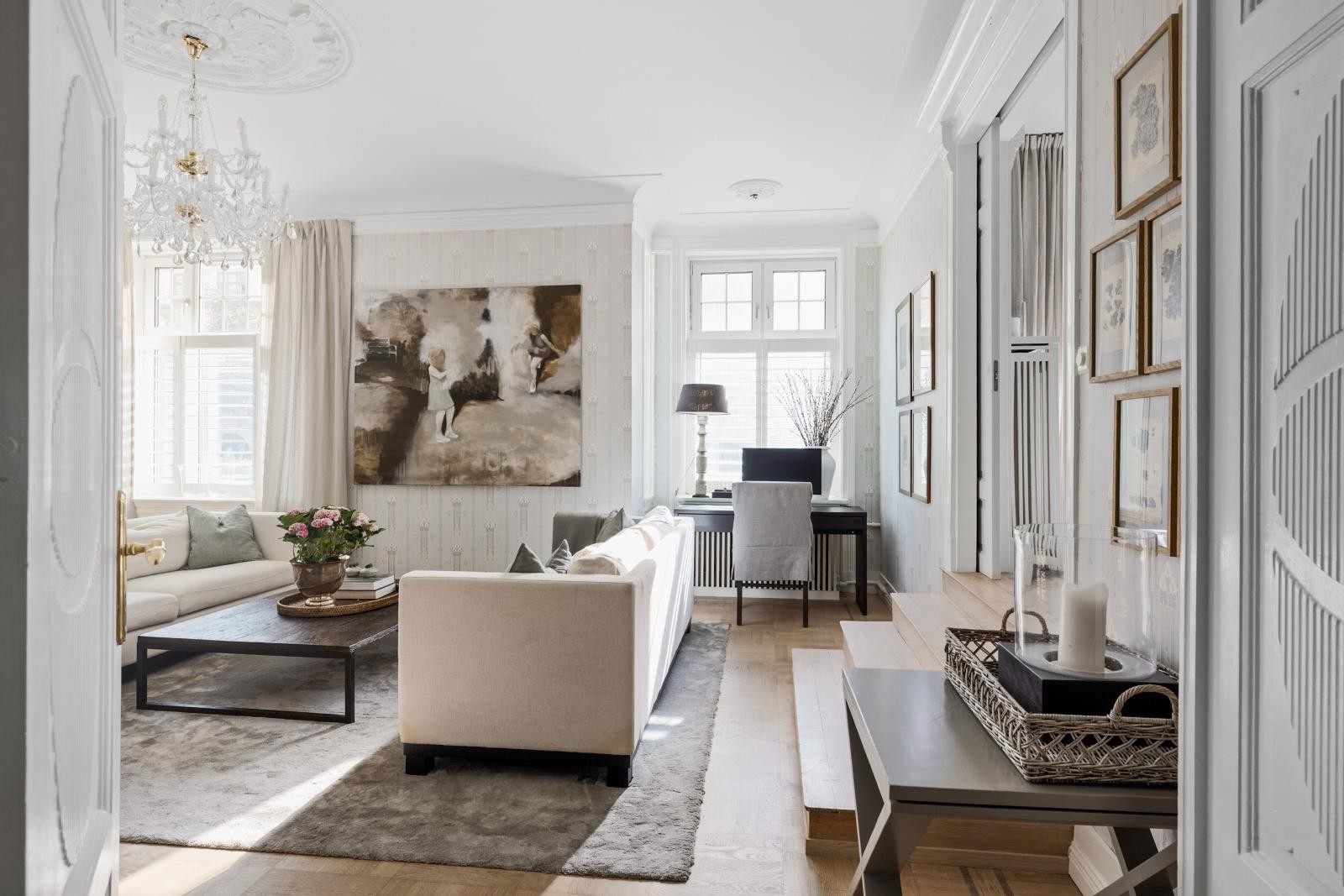 Flotte gulv og detaljer som stukkatur og rosetter i oppholdsrommene Galleribilde