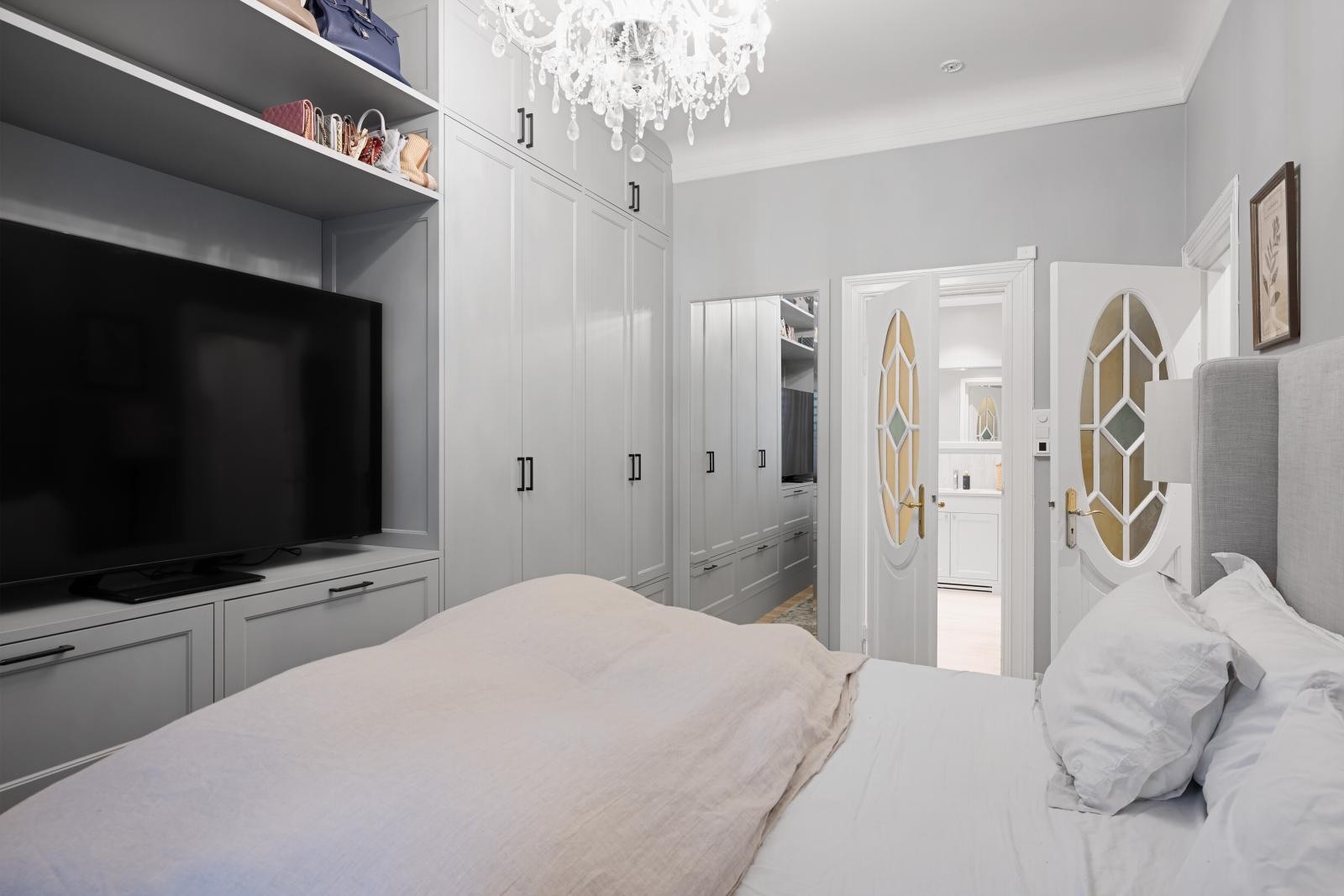 Direkte inngang til badet fra hovedsoverommet Galleribilde