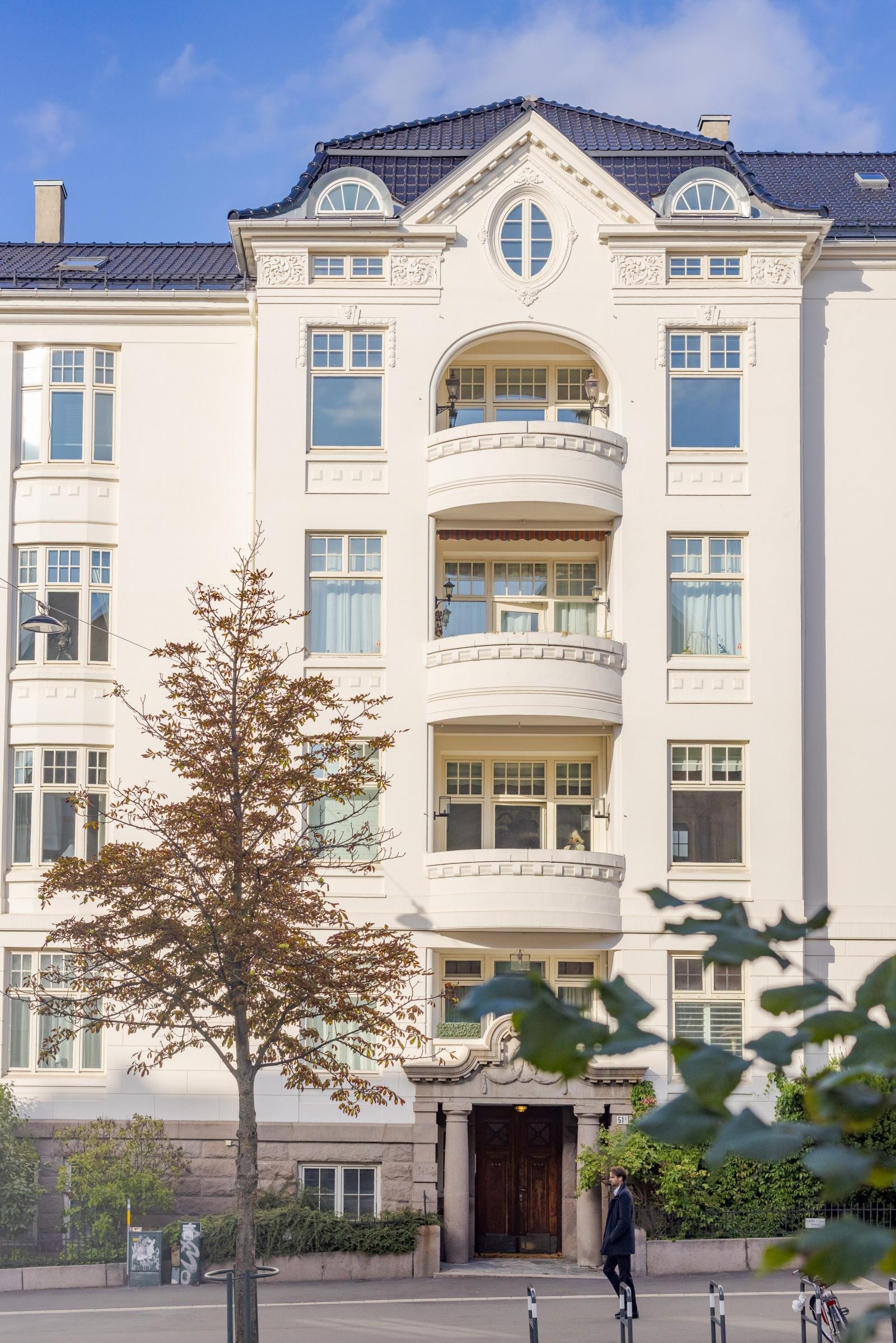 Leiligheten ligger i 2. etasje med heisadkomst i en herskapelig Jugendgård i hjertet av Frogner Galleribilde