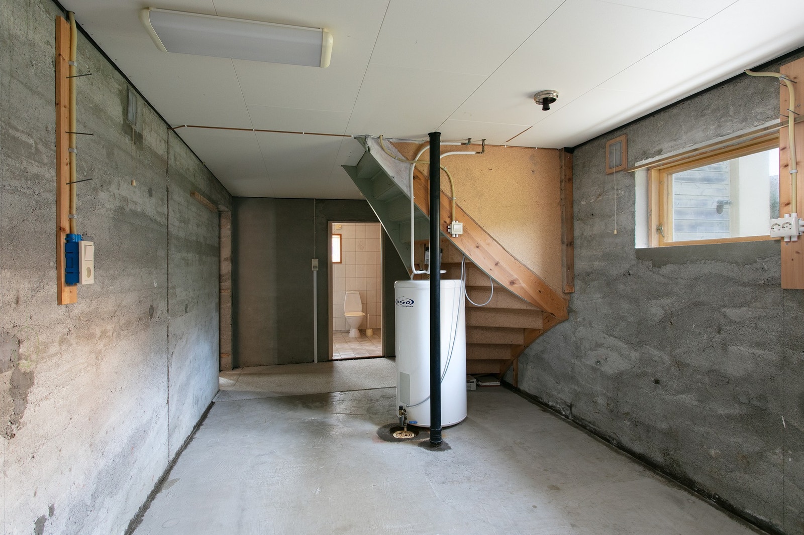 Kjellerom med bereder og trepp til hovedetasjen Galleribilde