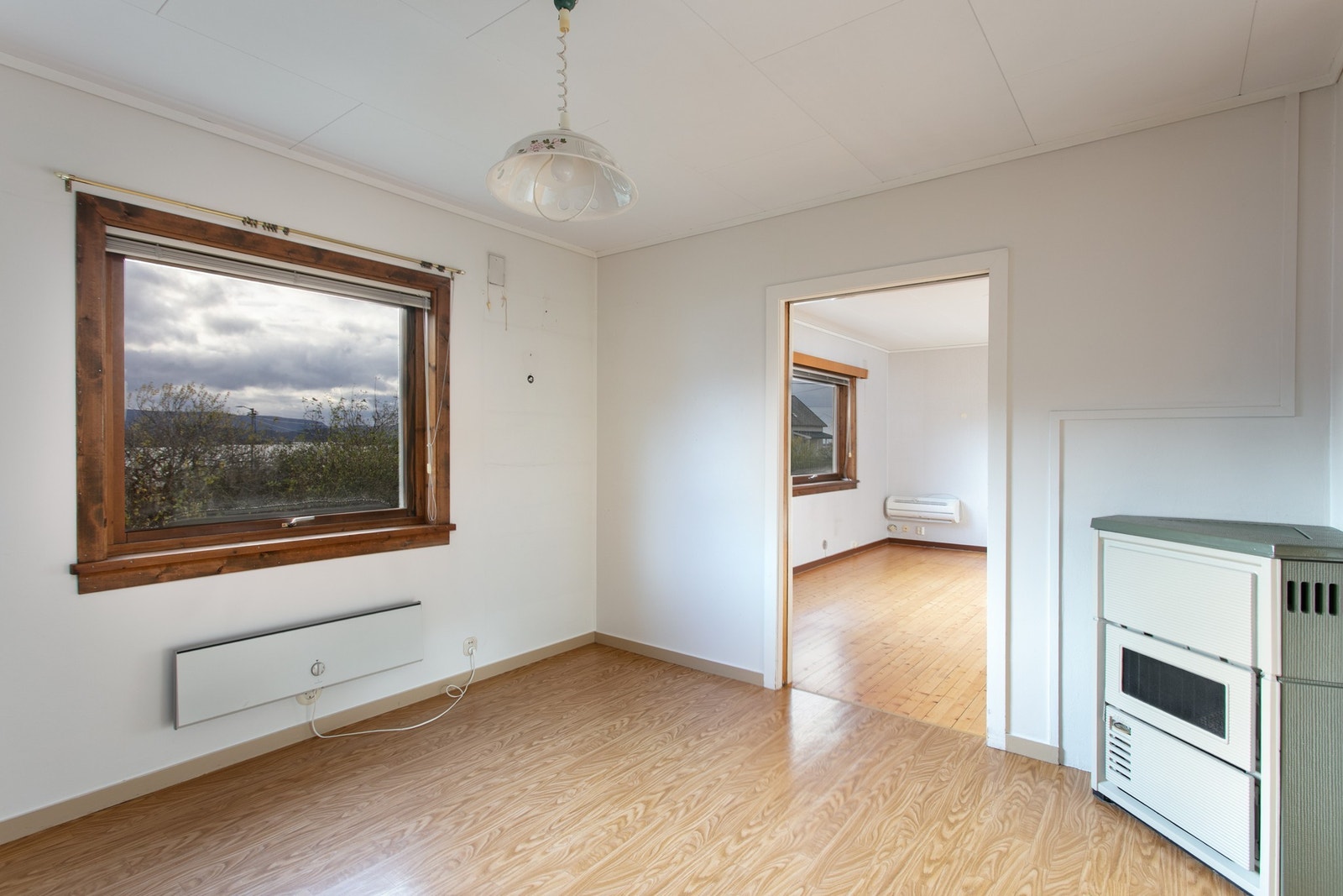 Boligen har 2 stuer mot sør. Gode lysforhold og utsikt Galleribilde