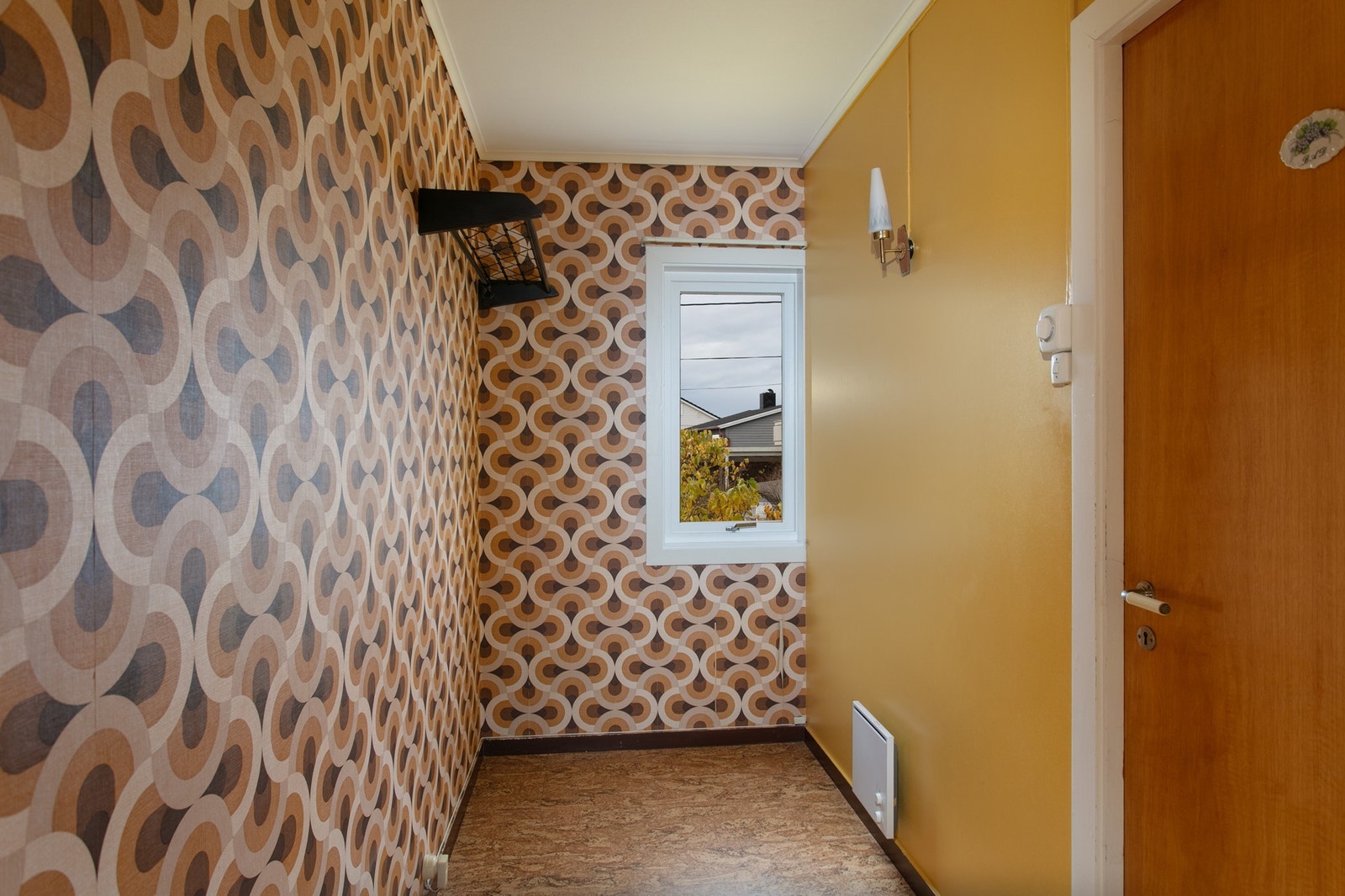 Gang med klesoppheng - inngang til bad Galleribilde