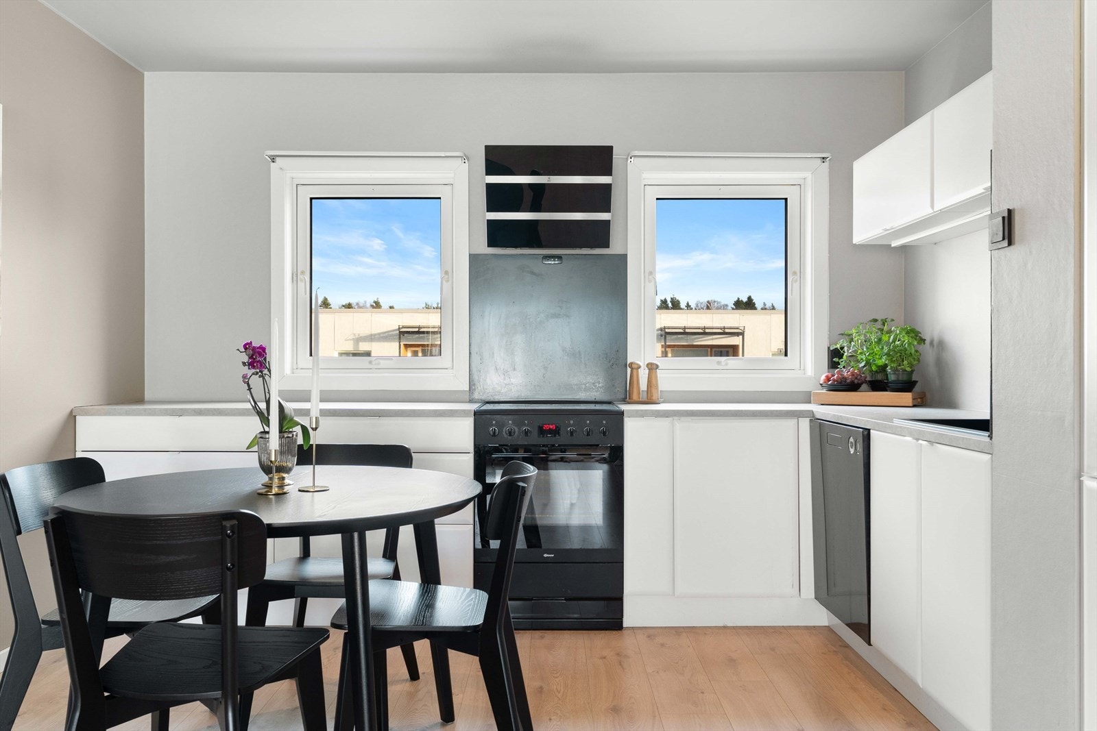 Skapene har slette fronter, og det er montert nedfelt oppvaskkum og 1-greps blandebatteri i benkeplaten. Galleribilde