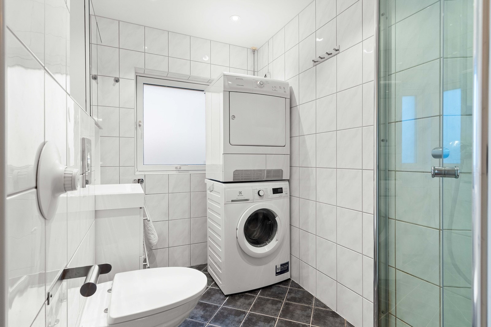 Boligen har et flislagt baderom med vannbåren gulvvarme. Innredningen består av servantskap med nedfelt servant, underskuffer og 1-greps blandebatteri. Galleribilde