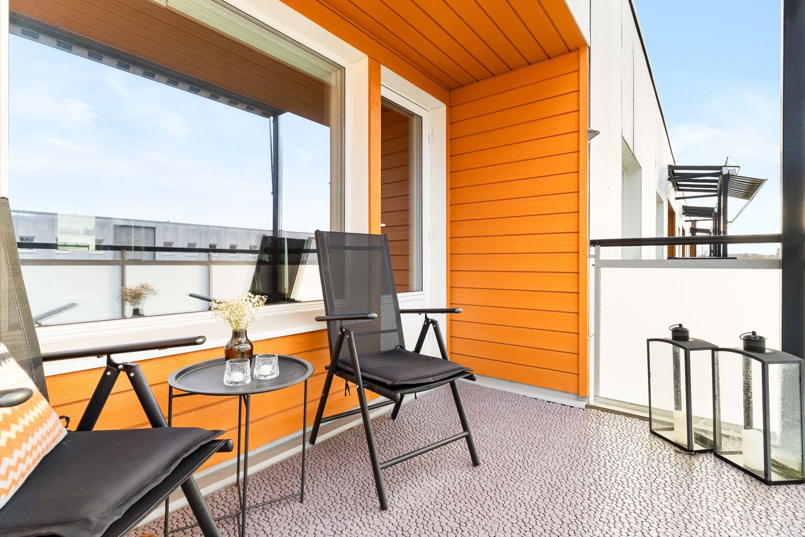 Her ute er det fint plass til utemøbler, samt gass-/elektrisk grill. Galleribilde