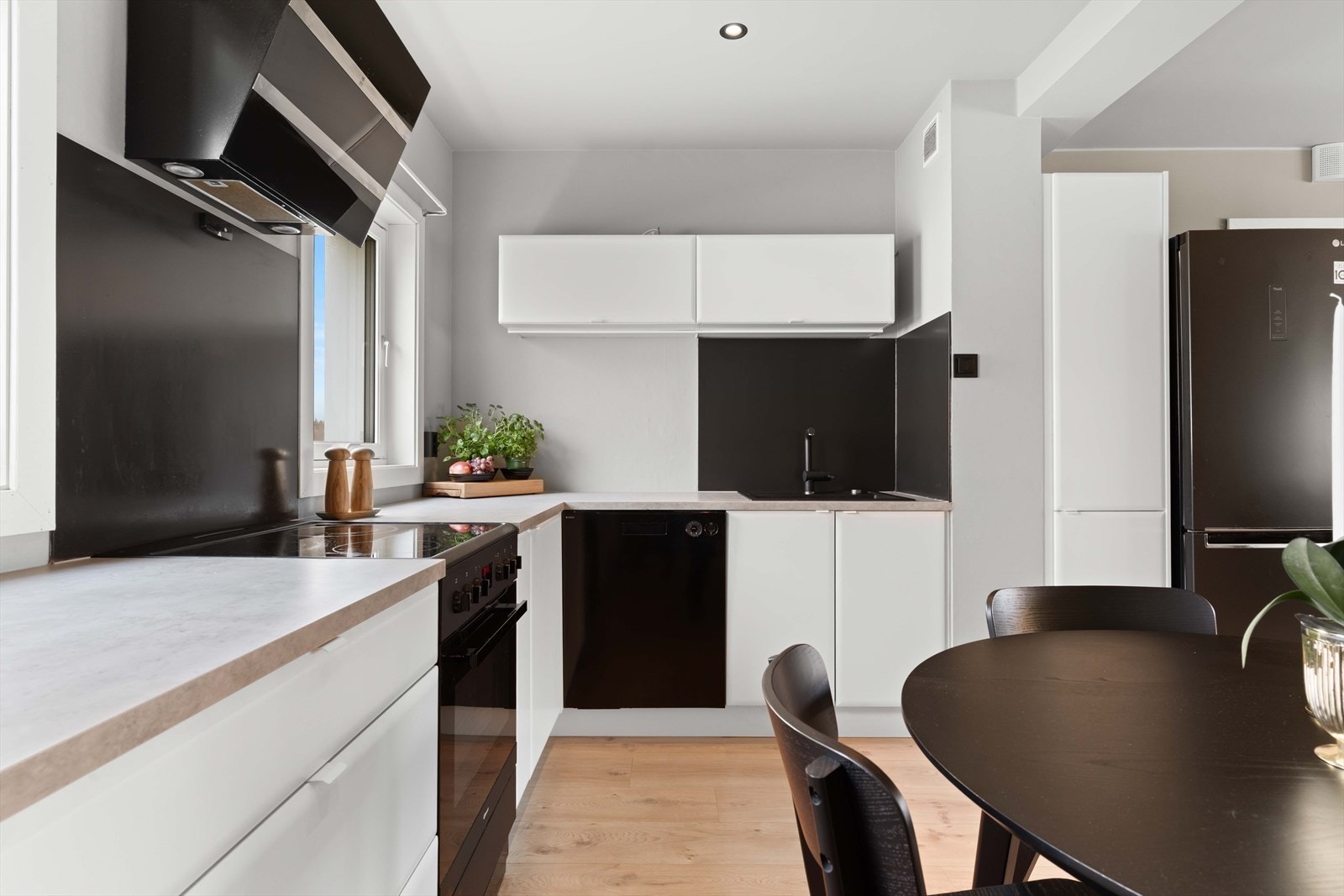 Videre er det satt inn frittstående kjøle-/fryseskap, oppvaskmaskin og komfyr. Galleribilde