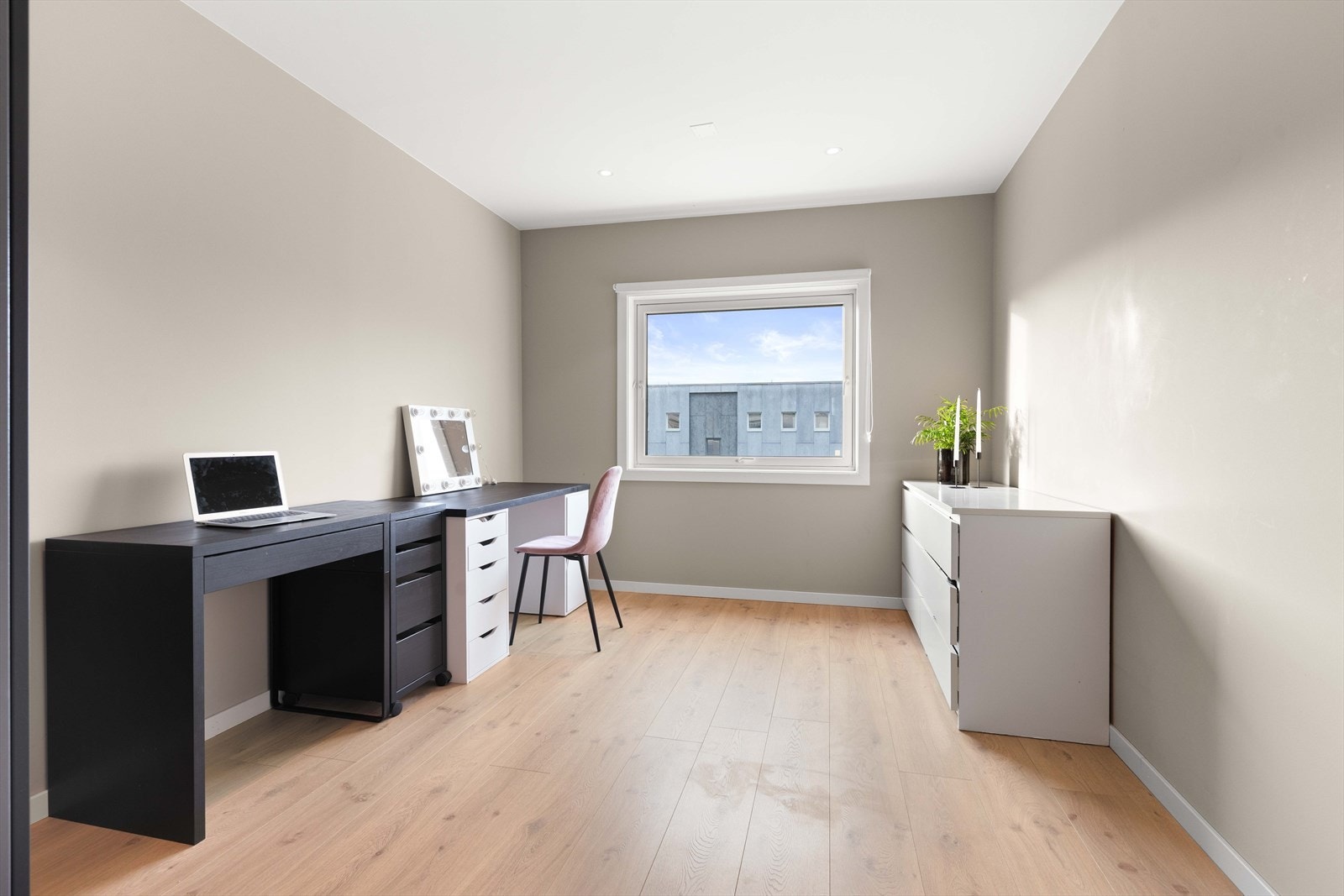 Soverom nr. 2 fungerer ypperlig som barnerom, gjesterom eller kontor - her er mulighetene mange. Galleribilde