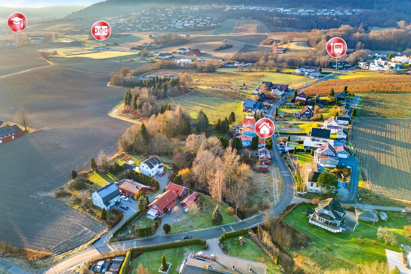 Eiendommen ligger sentralt i Lier med kort avstand til både bussholdeplass, Stoppen idrettspark, Høvik barne- og ungdomsskole, St. Halvard og Lier VGS, samt endeløse turmuligheter i marka Galleribilde