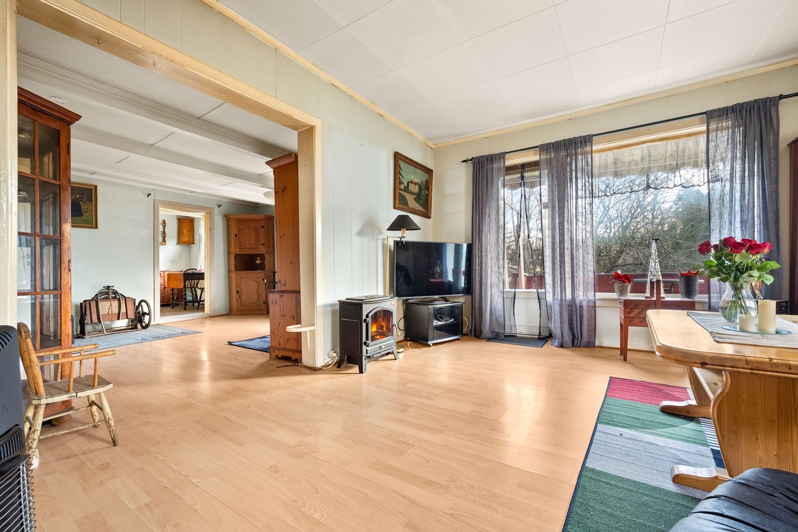 Innenfor inngangspartiet kommer man inn i 2 romslig stuer Galleribilde