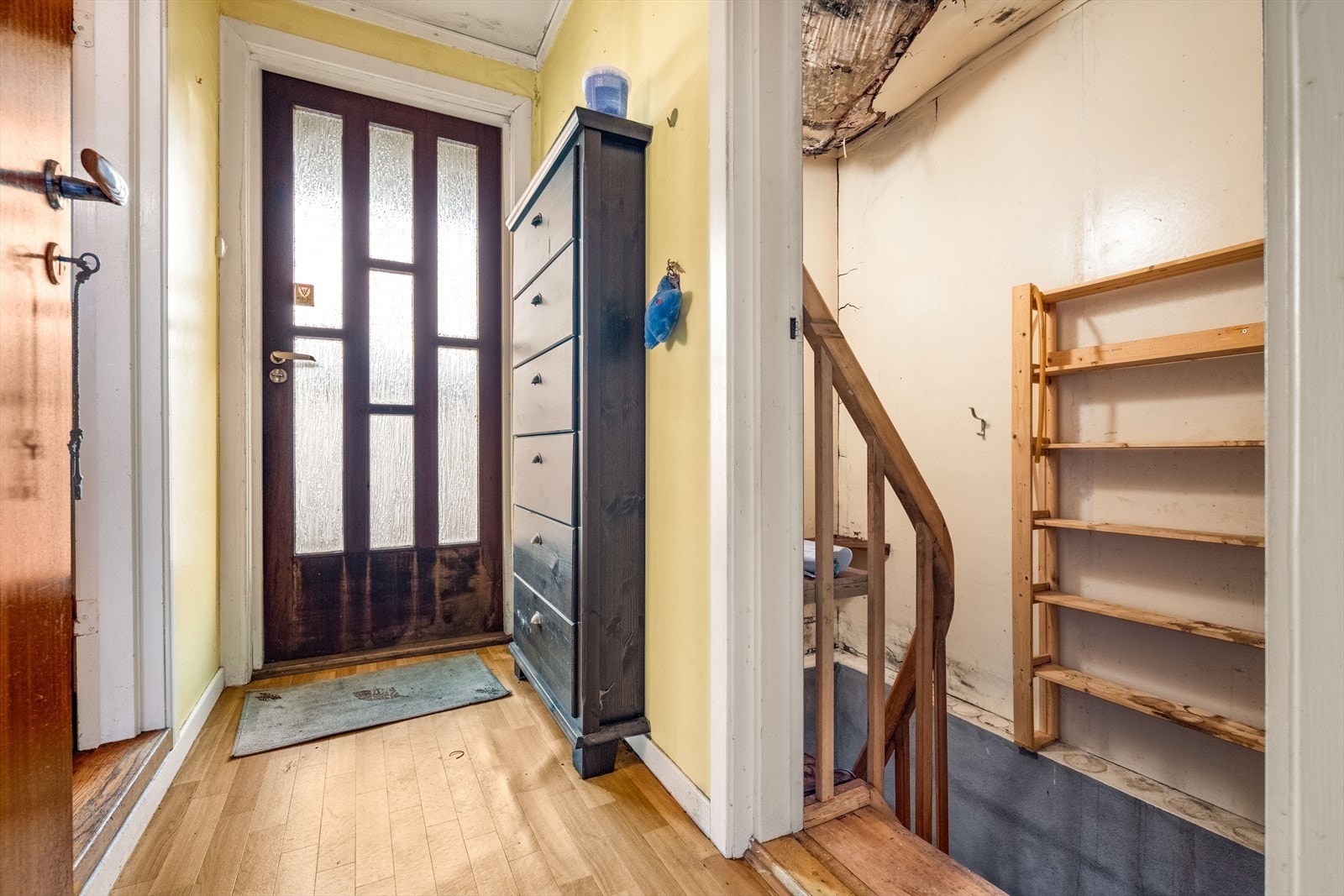 Inngang 2 med adkomst til bad og trapperom til kjeller Galleribilde