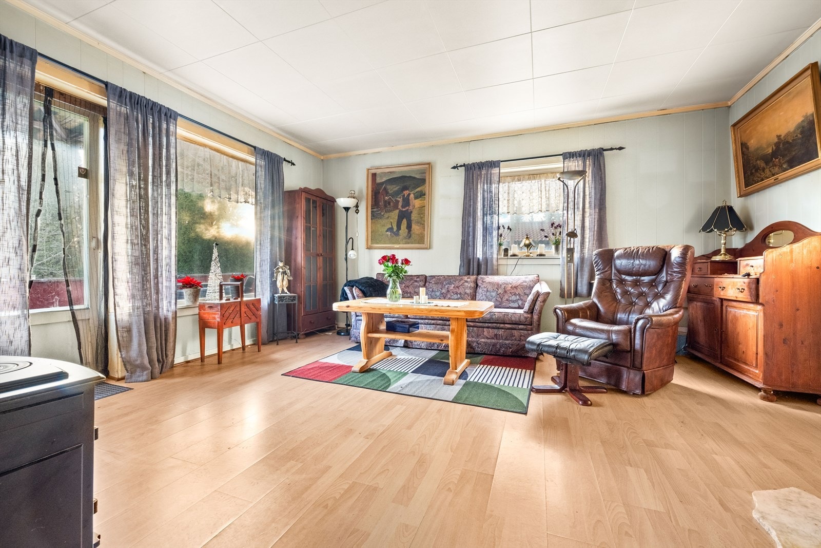 Romslig stue med god plass til møblering Galleribilde