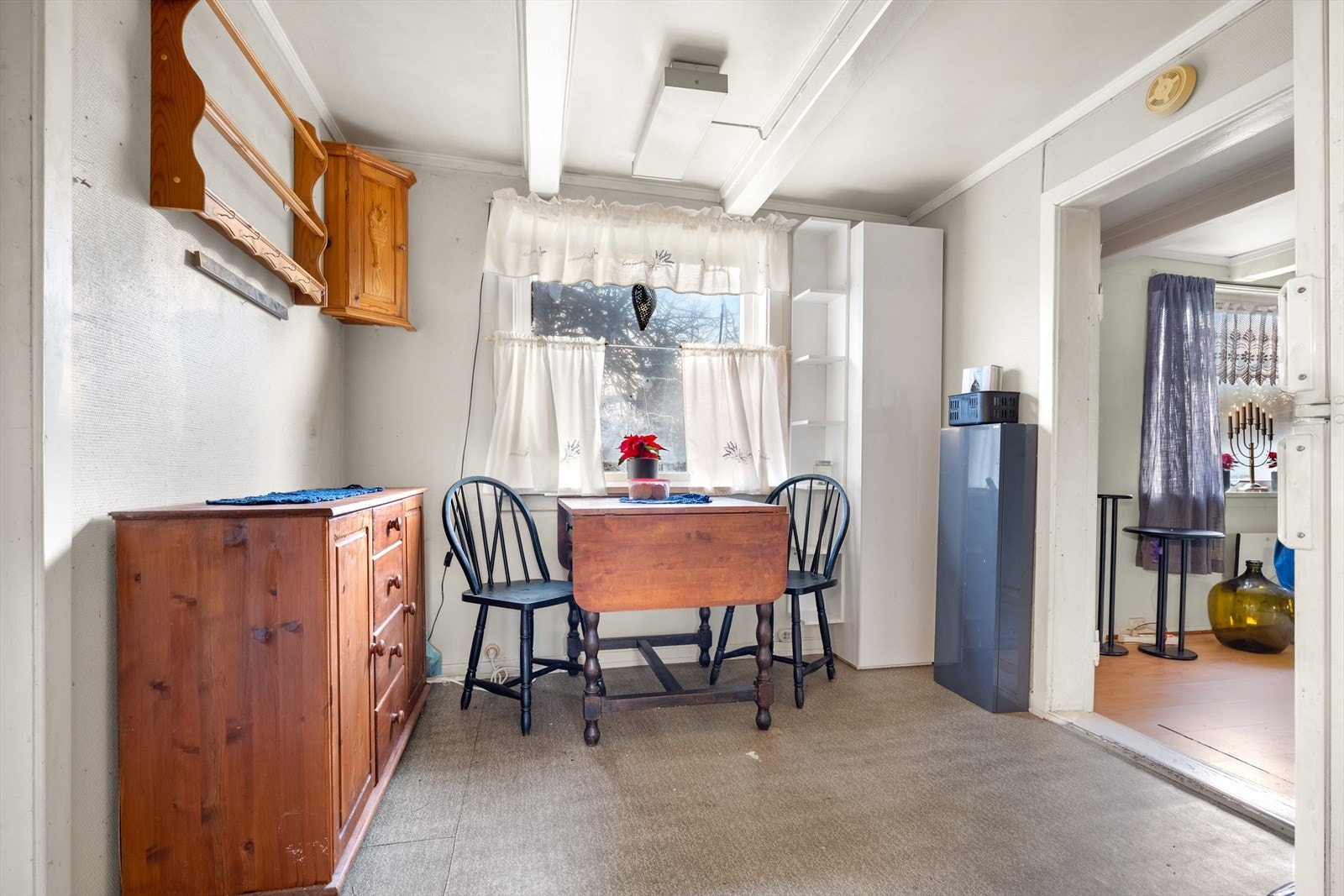 Spiseplass mellom stue og kjøkken Galleribilde