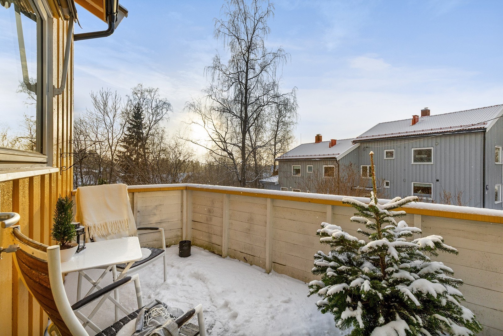 Balkongen har gode lysforhold fra formiddag til kveld, med sol fra ca. kl. 11 til 19. Galleribilde