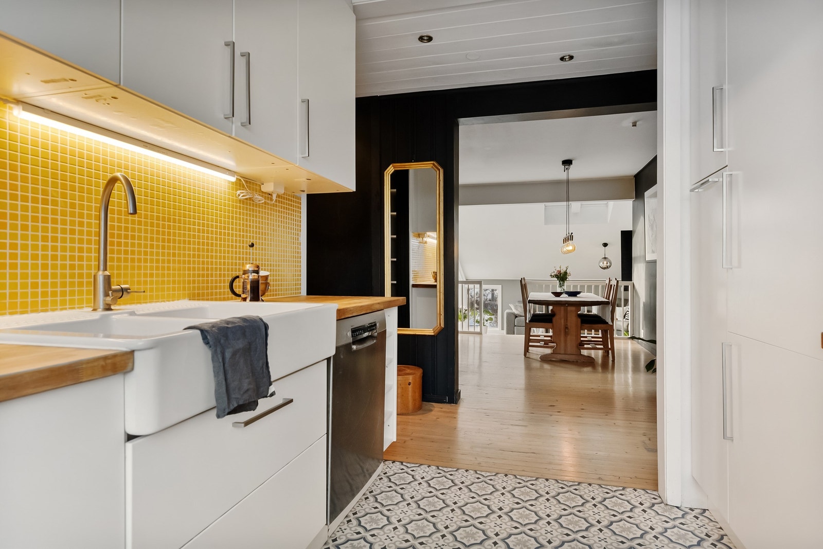 Den åpne løsningen mellom kjøkken og spisestue skaper en sosial og luftig sone. Galleribilde