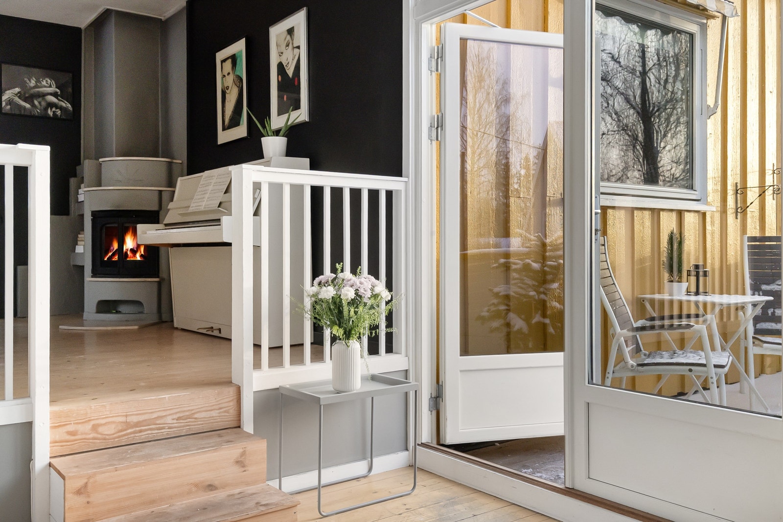 Fra stuen er det direkte utgang til en sydvestvendt balkong på 8 m². Galleribilde