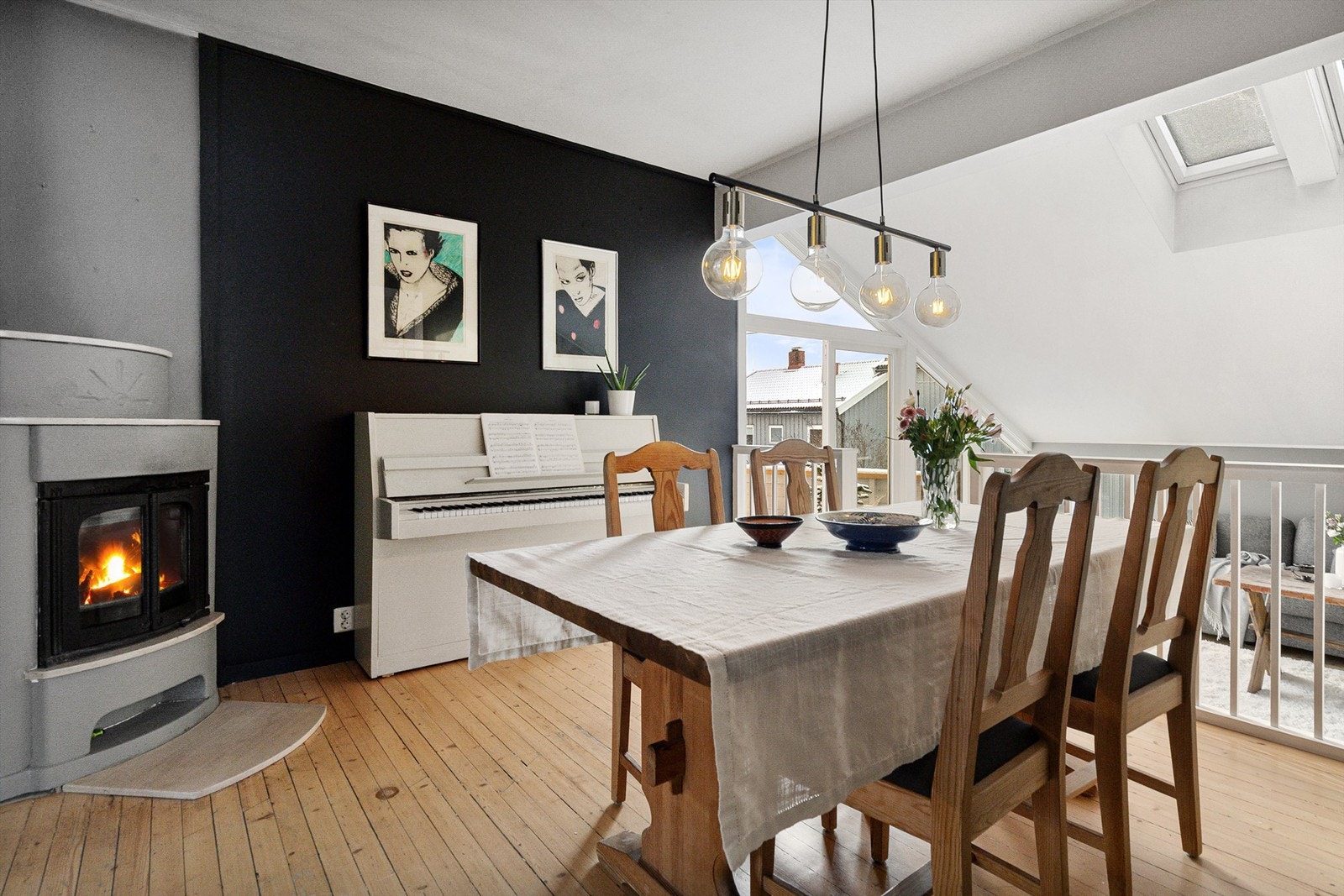 Den åpne løsningen gir en god flyt mellom spisestue og stue. Galleribilde