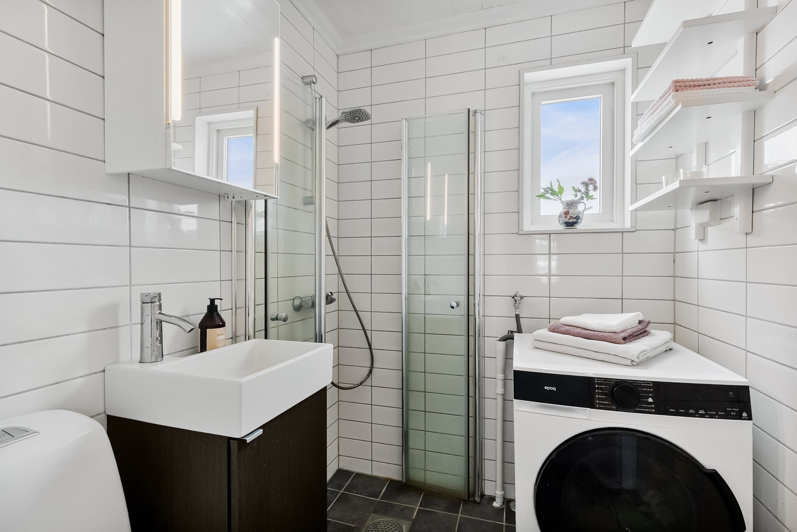 Her er det behagelig gulvvarme, dusjhjørne og opplegg for vaskemaskin. Galleribilde