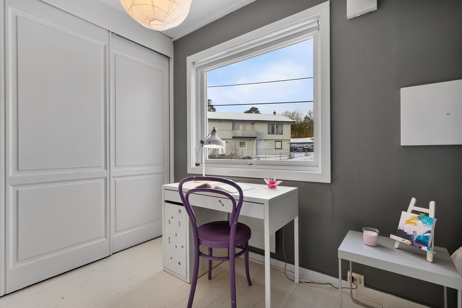 En integrert garderobeløsning gir god utnyttelse av plassen. Galleribilde