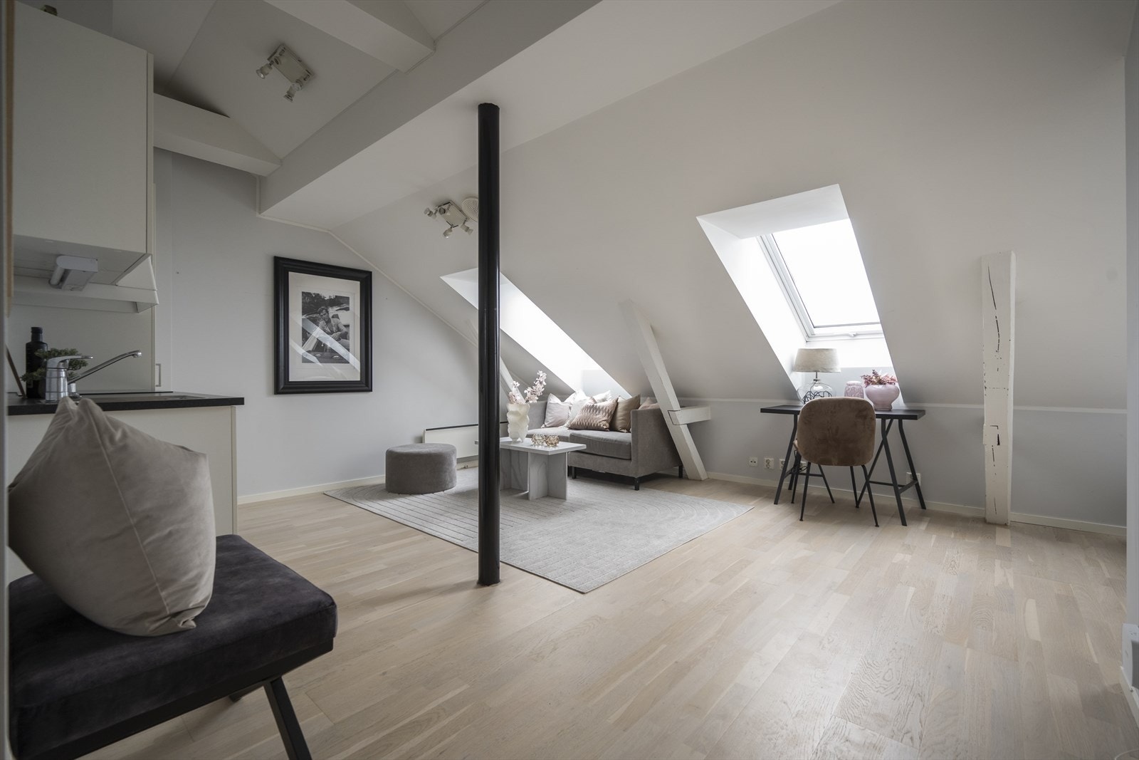 I stuen er det plass til både sofagruppe, spisebord og seng. Galleribilde