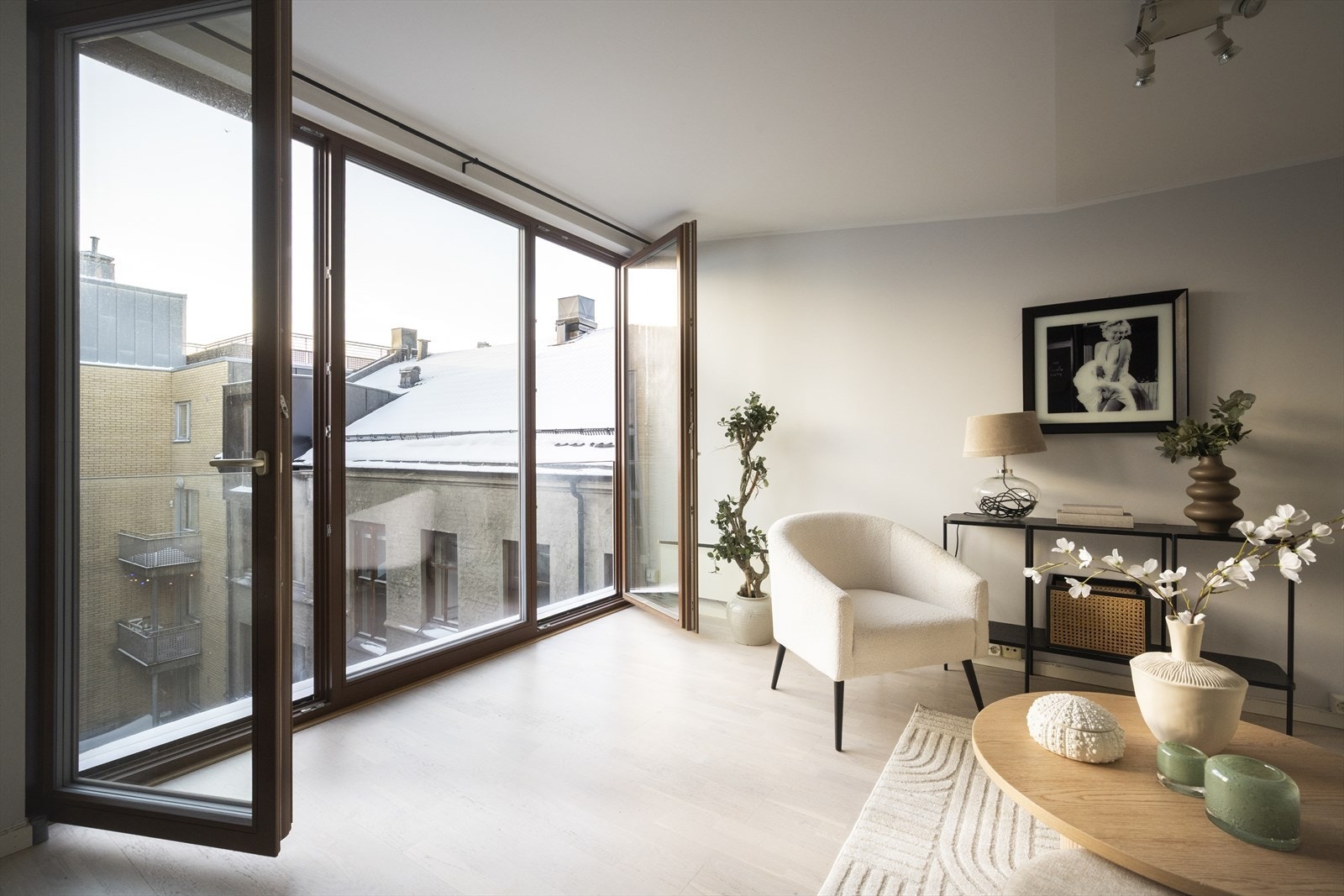 Innbydende og innholdsrik topp- og hjørneleilighet med sentral beliggenhet midt på Bislett. Galleribilde